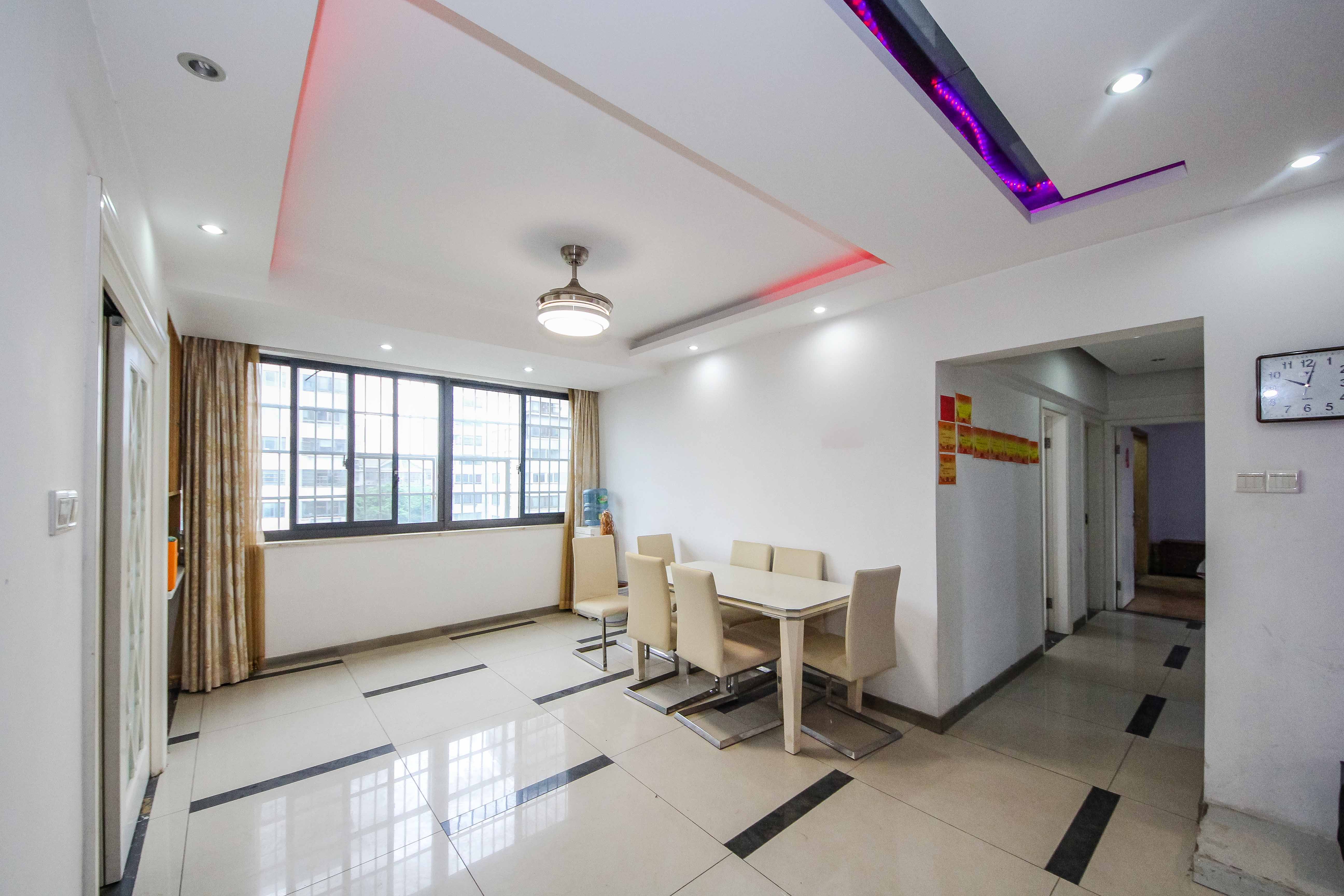 阳光100一期、四五期  5室2厅2卫    174.0万客厅