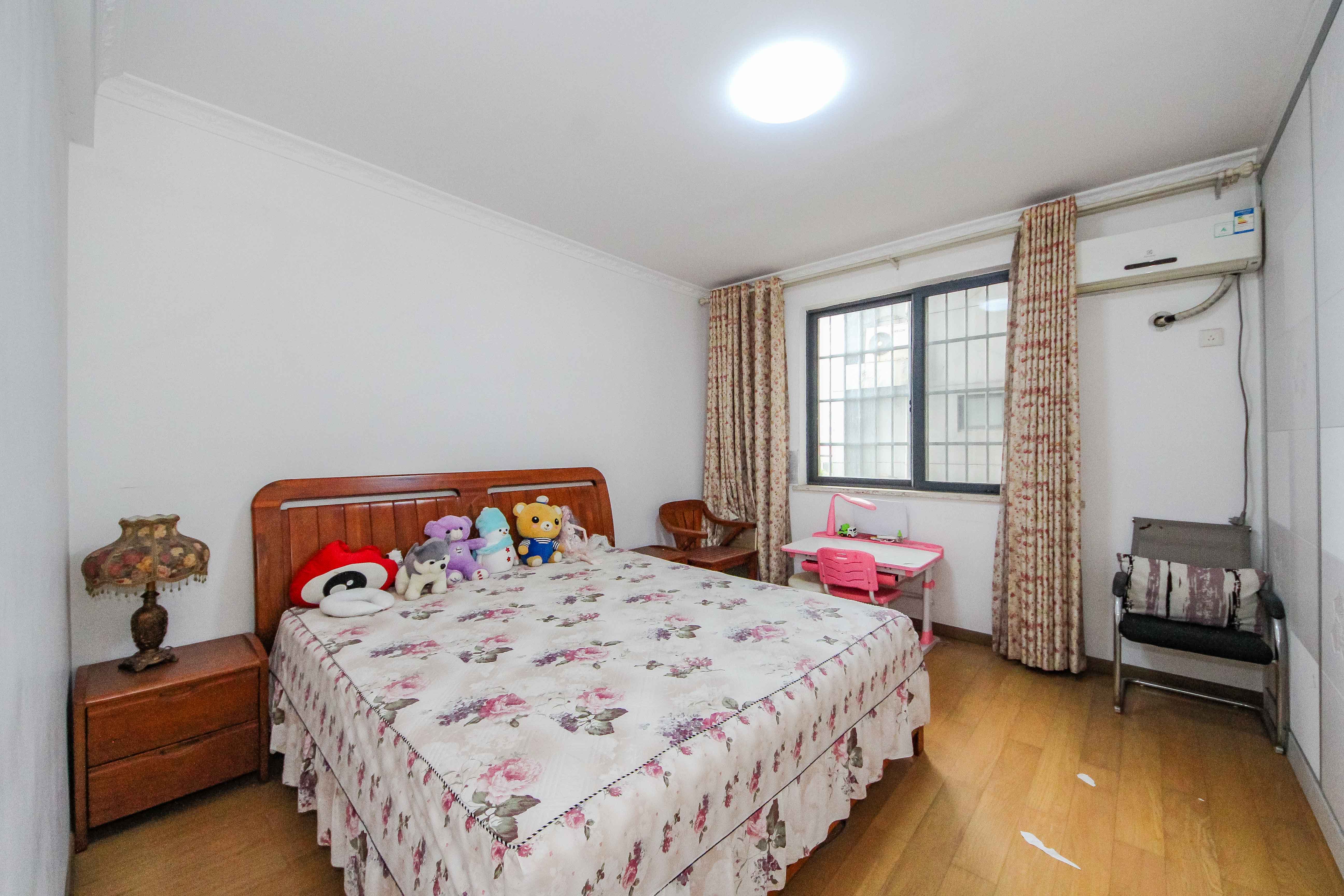 阳光100一期、四五期  5室2厅2卫    174.0万卧室