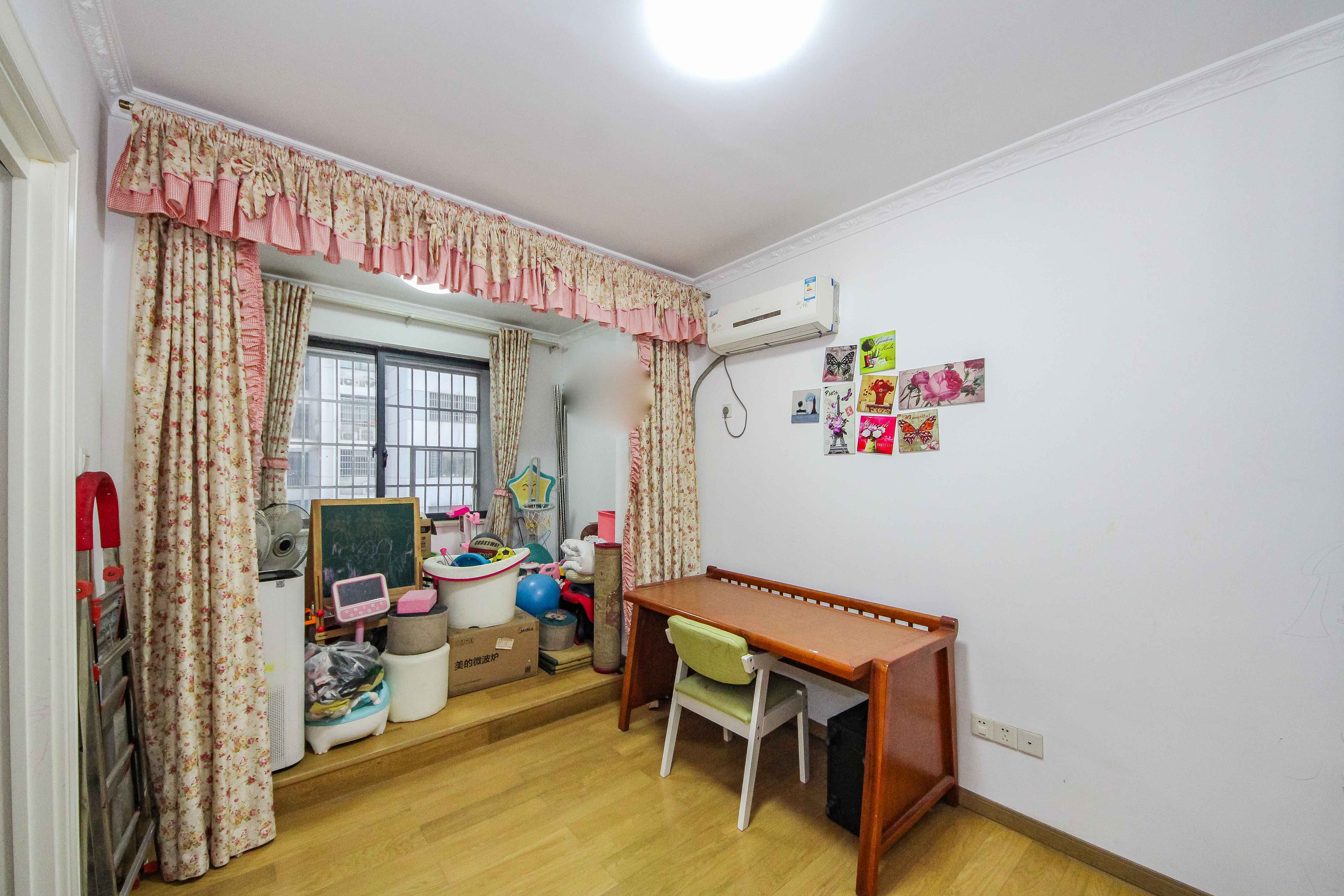 阳光100一期、四五期  5室2厅2卫    174.0万卧室