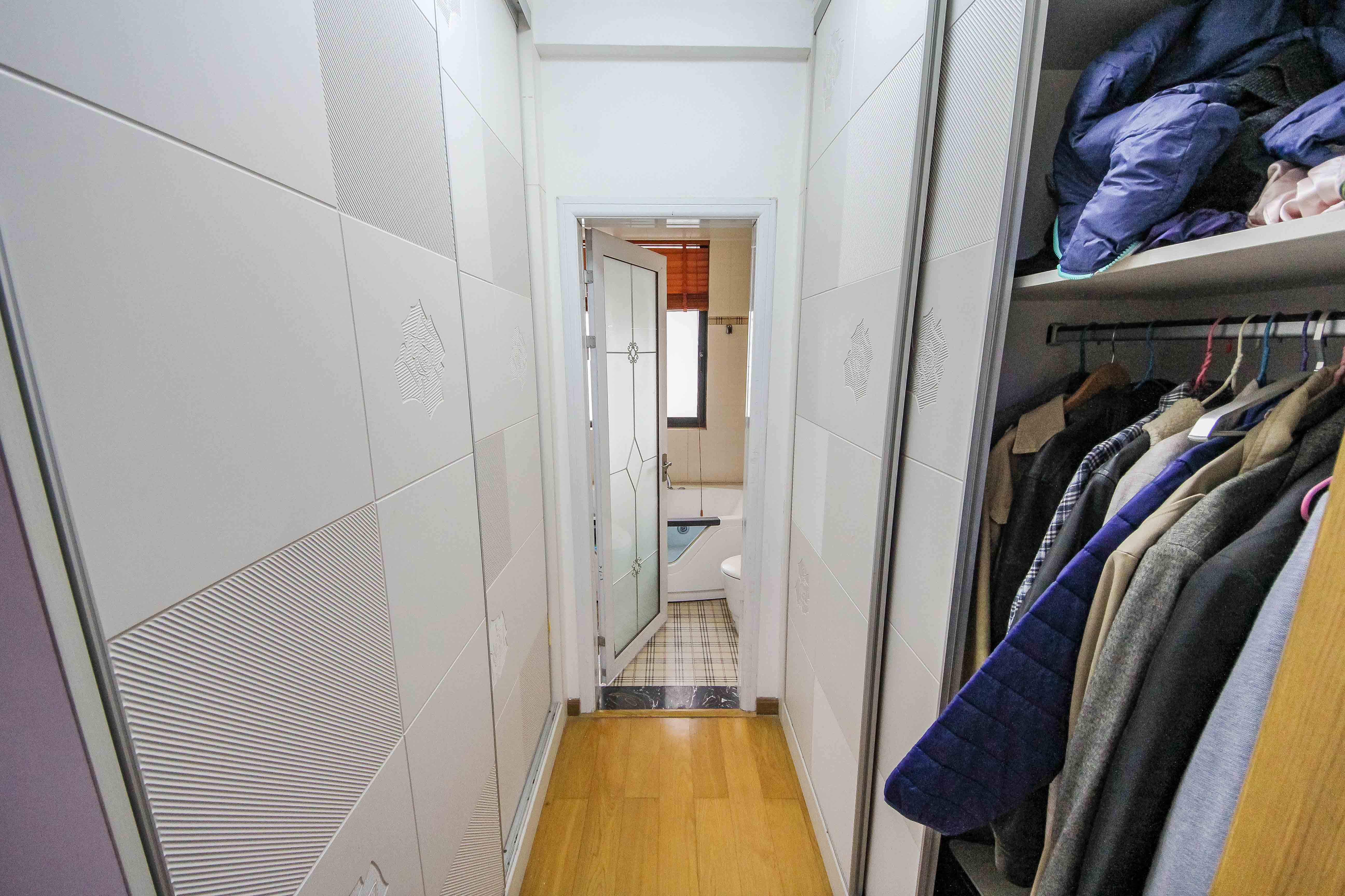 阳光100一期、四五期  5室2厅2卫    174.0万卧室