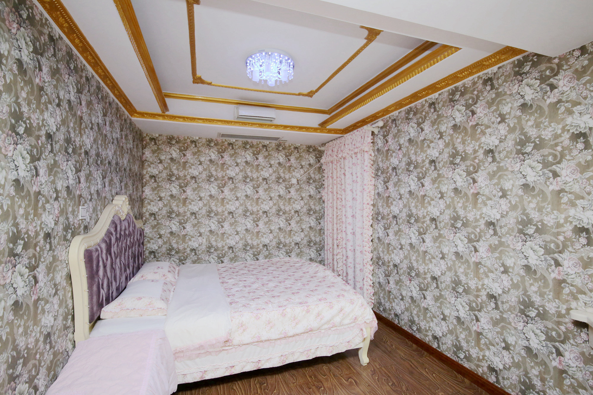 长宝1667  7室2厅2卫   288.00万卧室