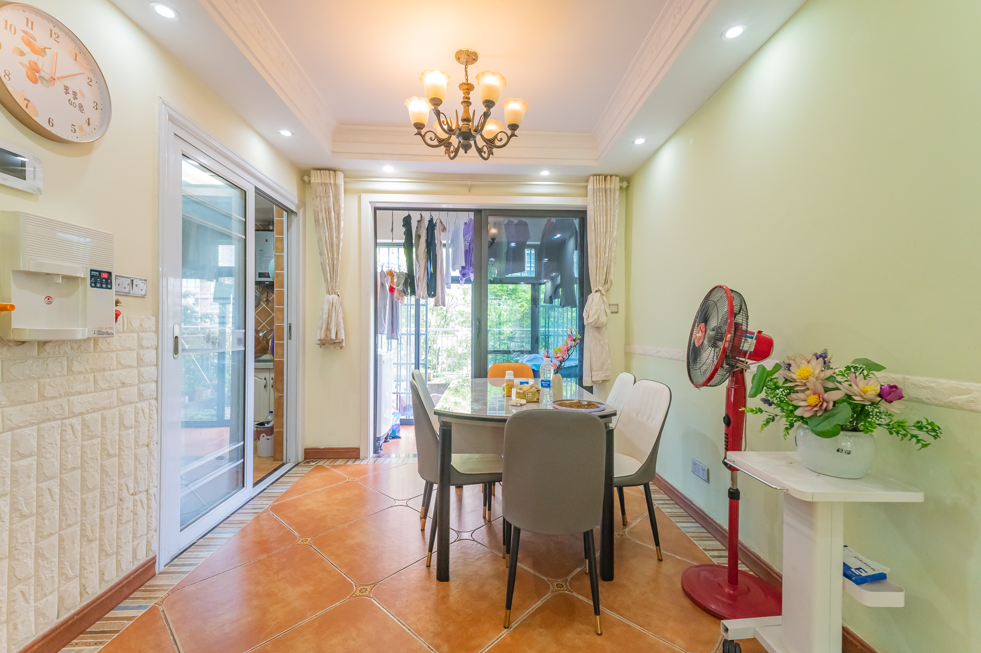 海伦春天  3室2厅2卫   100.00万 海伦春天  3室2厅2卫   100.00万客厅