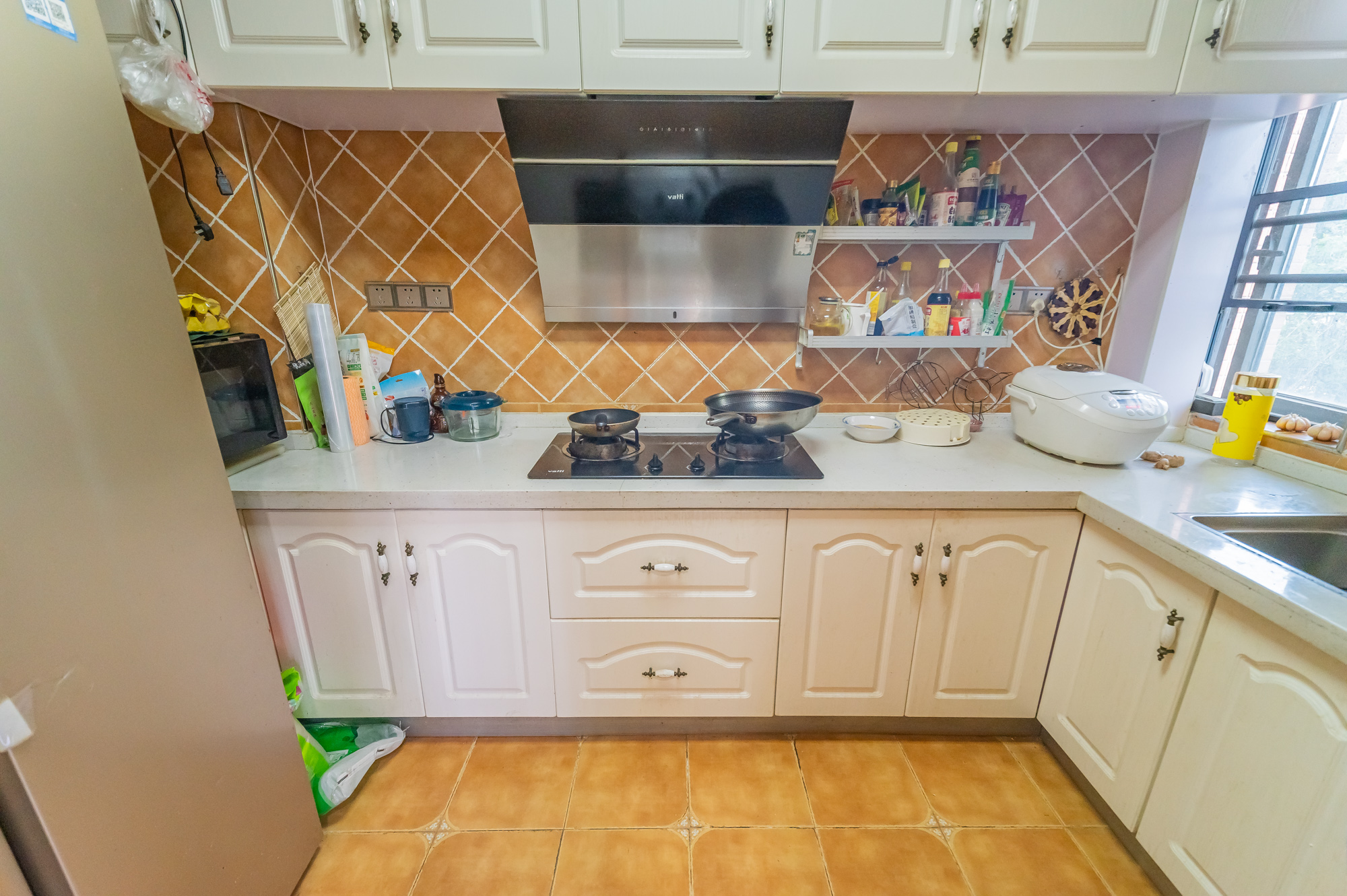 海伦春天  3室2厅2卫   100.00万 海伦春天  3室2厅2卫   100.00万厨房