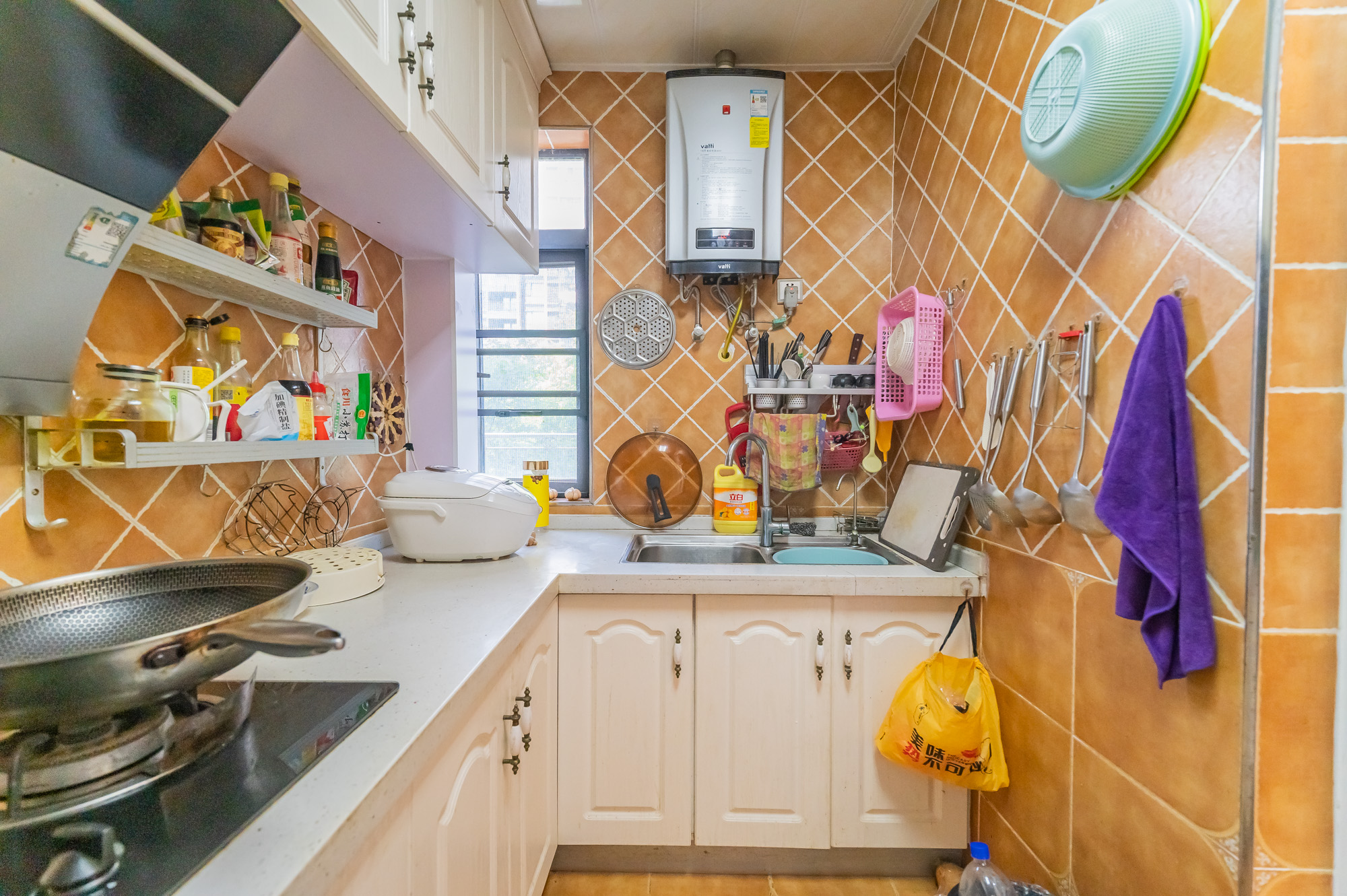 海伦春天  3室2厅2卫   100.00万 海伦春天  3室2厅2卫   100.00万厨房