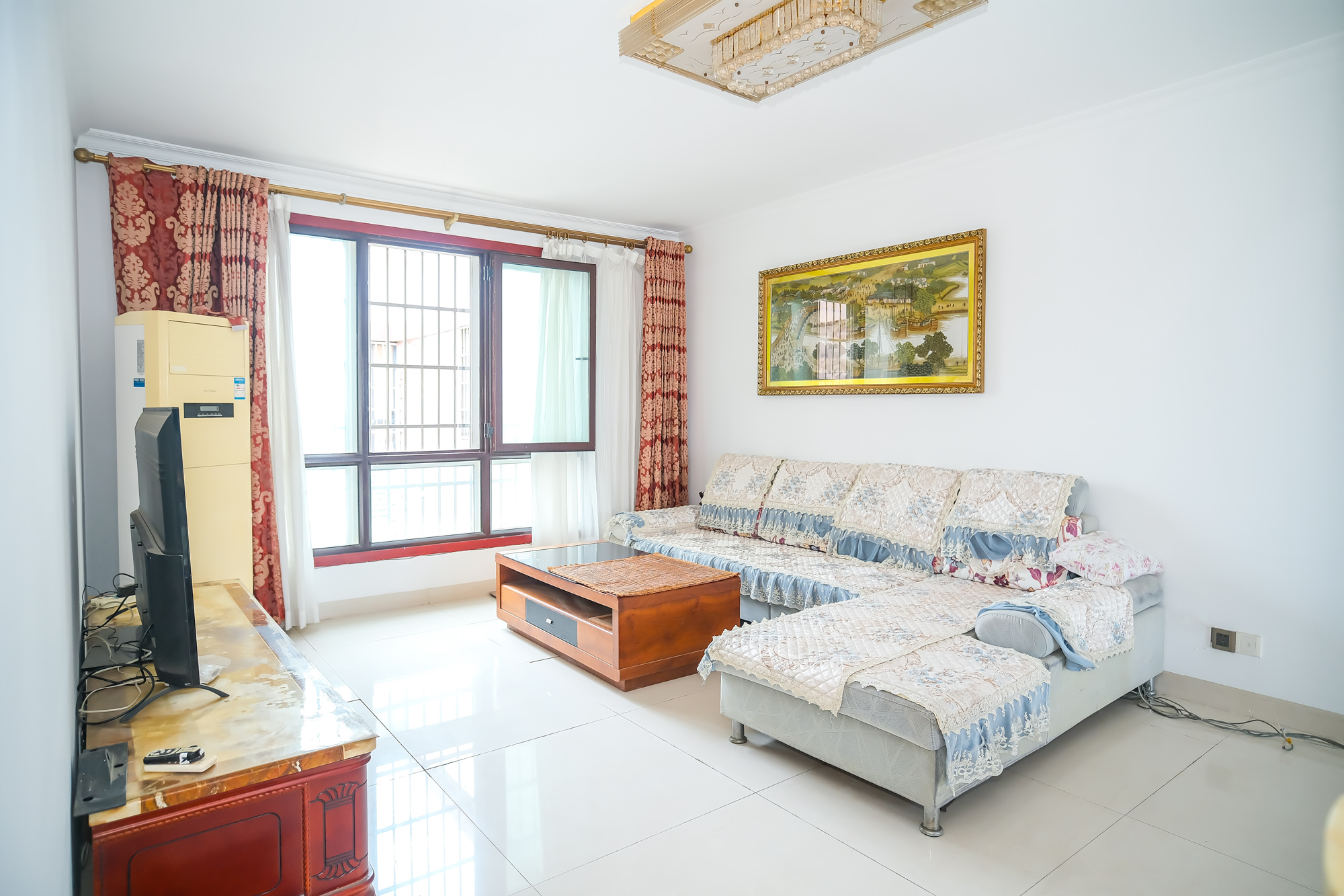 香槟小镇(香槟花苑) 3室2厅2卫 66.80万 香槟小镇(香槟花苑) 3室2厅2卫 66.80万客厅