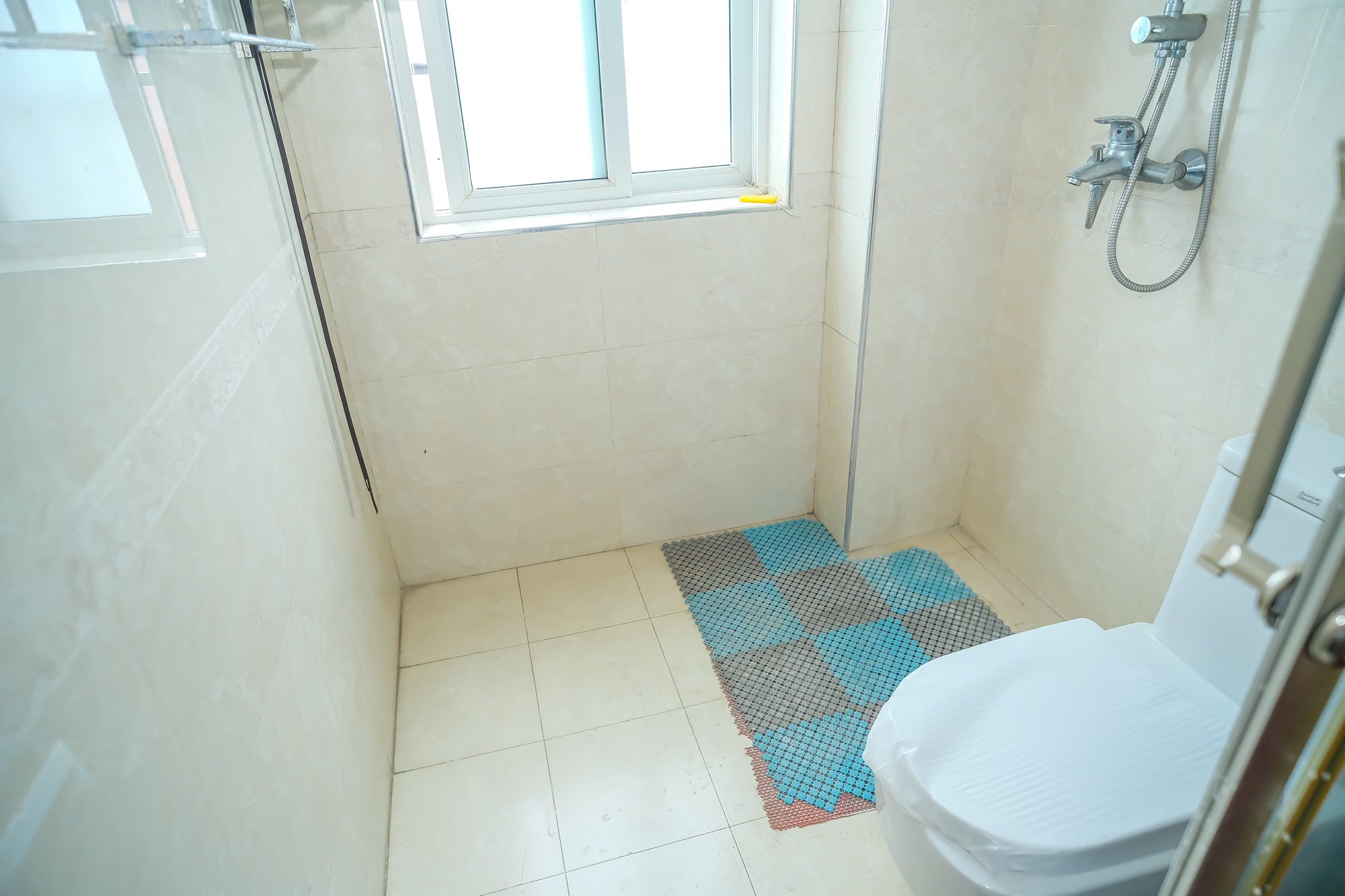 香槟小镇(香槟花苑) 3室2厅2卫 66.80万 香槟小镇(香槟花苑) 3室2厅2卫 66.80万卫生间