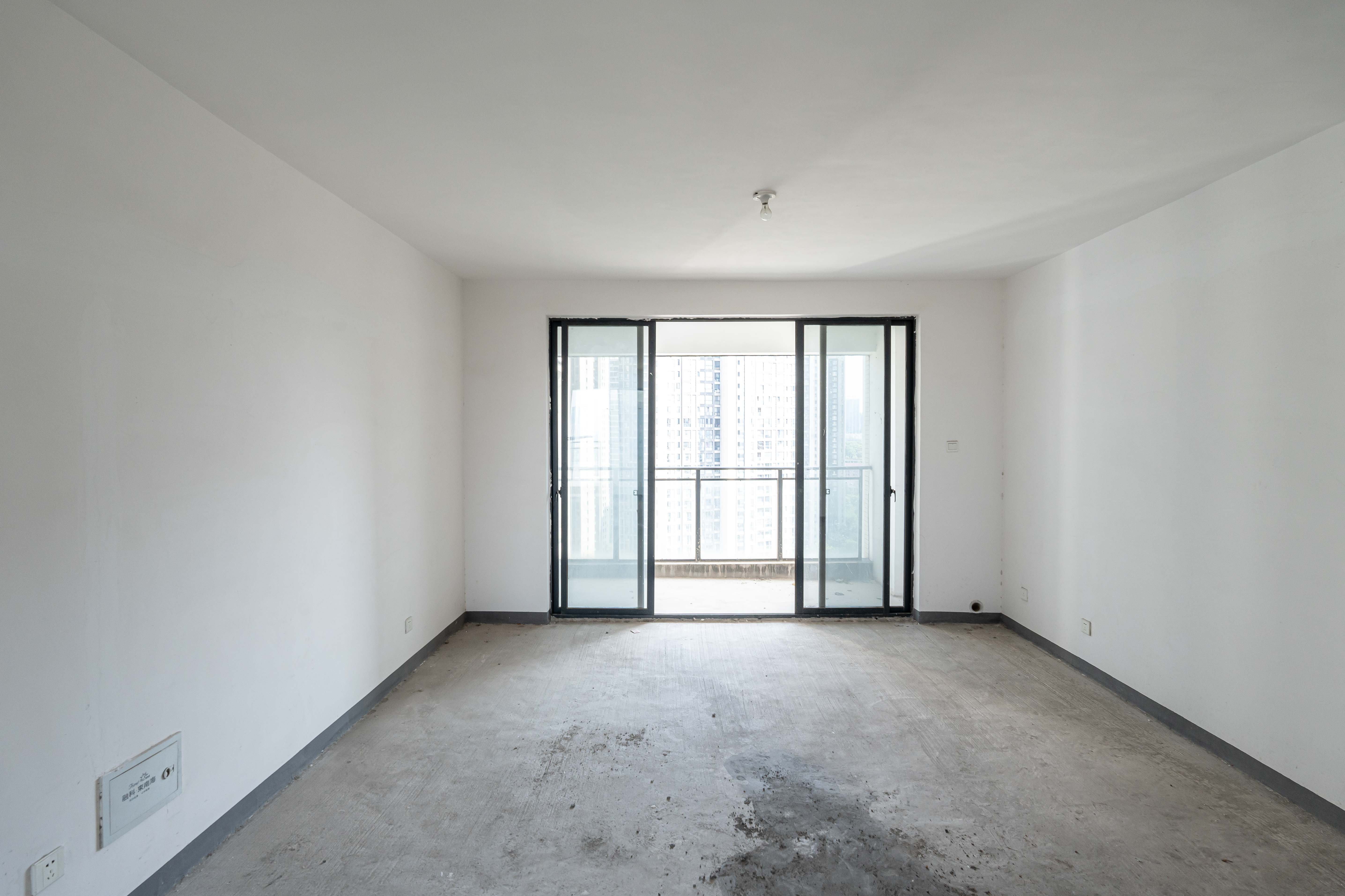 融科东南海  4室2厅2卫    180.0万客厅