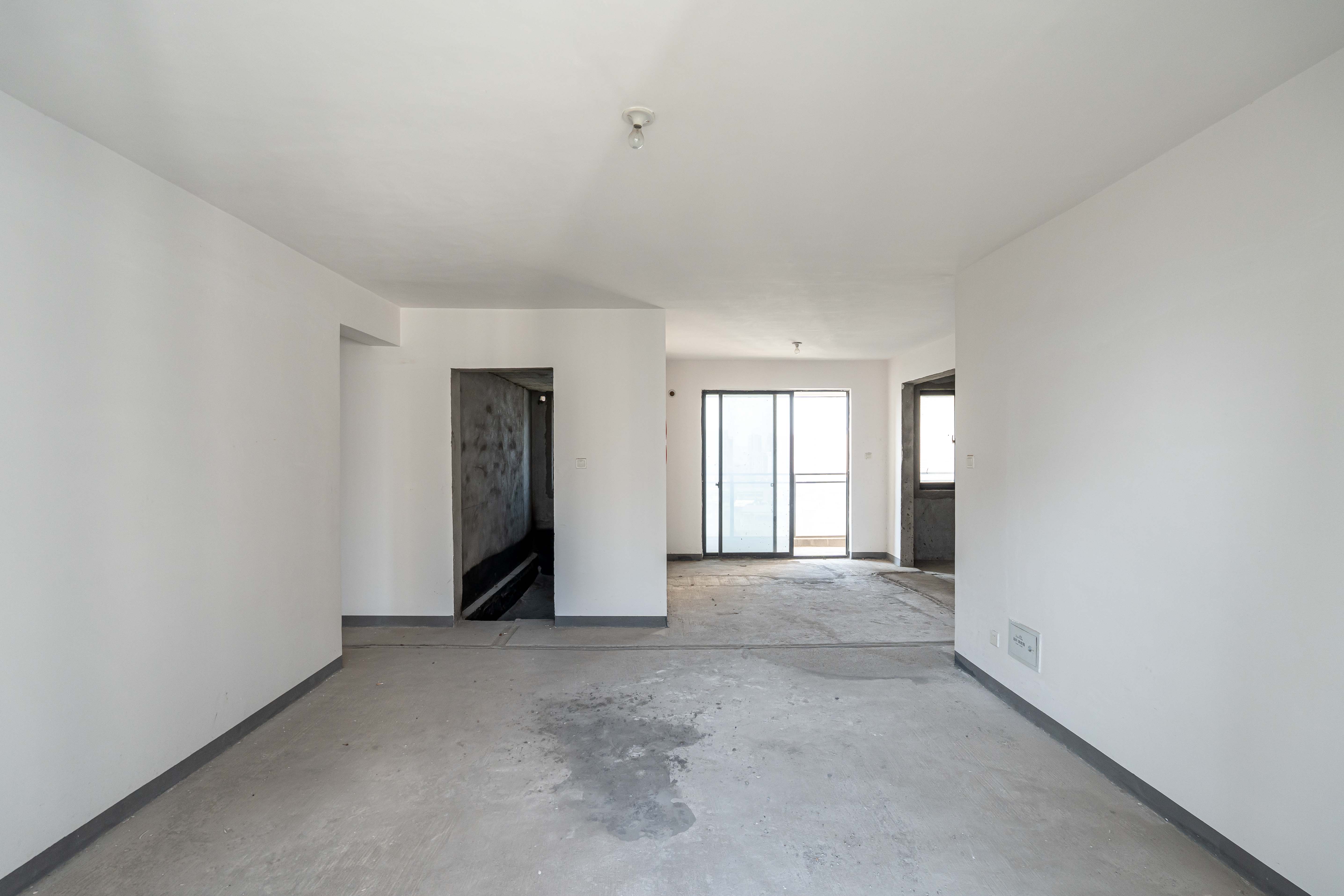 融科东南海  4室2厅2卫    180.0万客厅