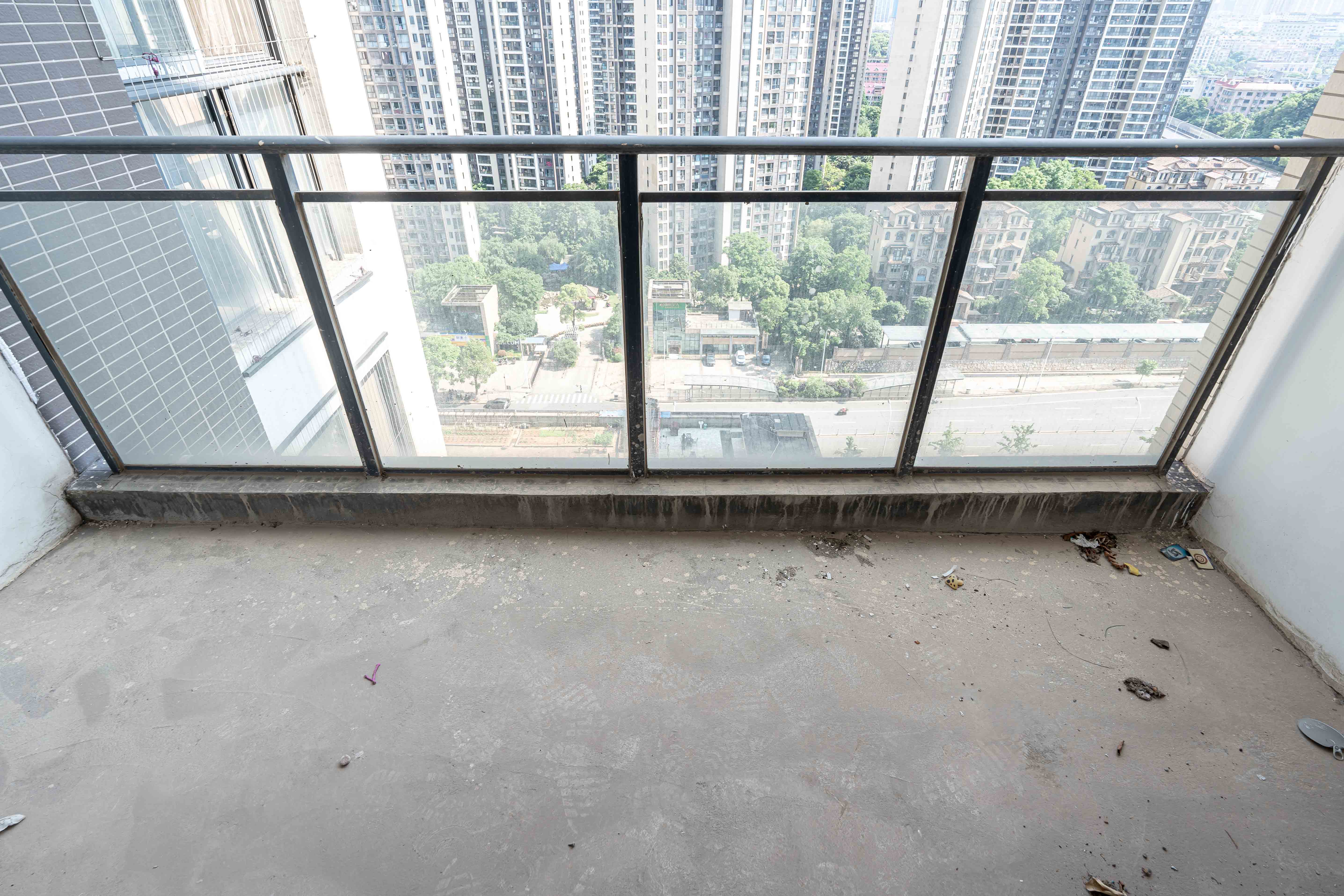 融科东南海  4室2厅2卫    180.0万阳台