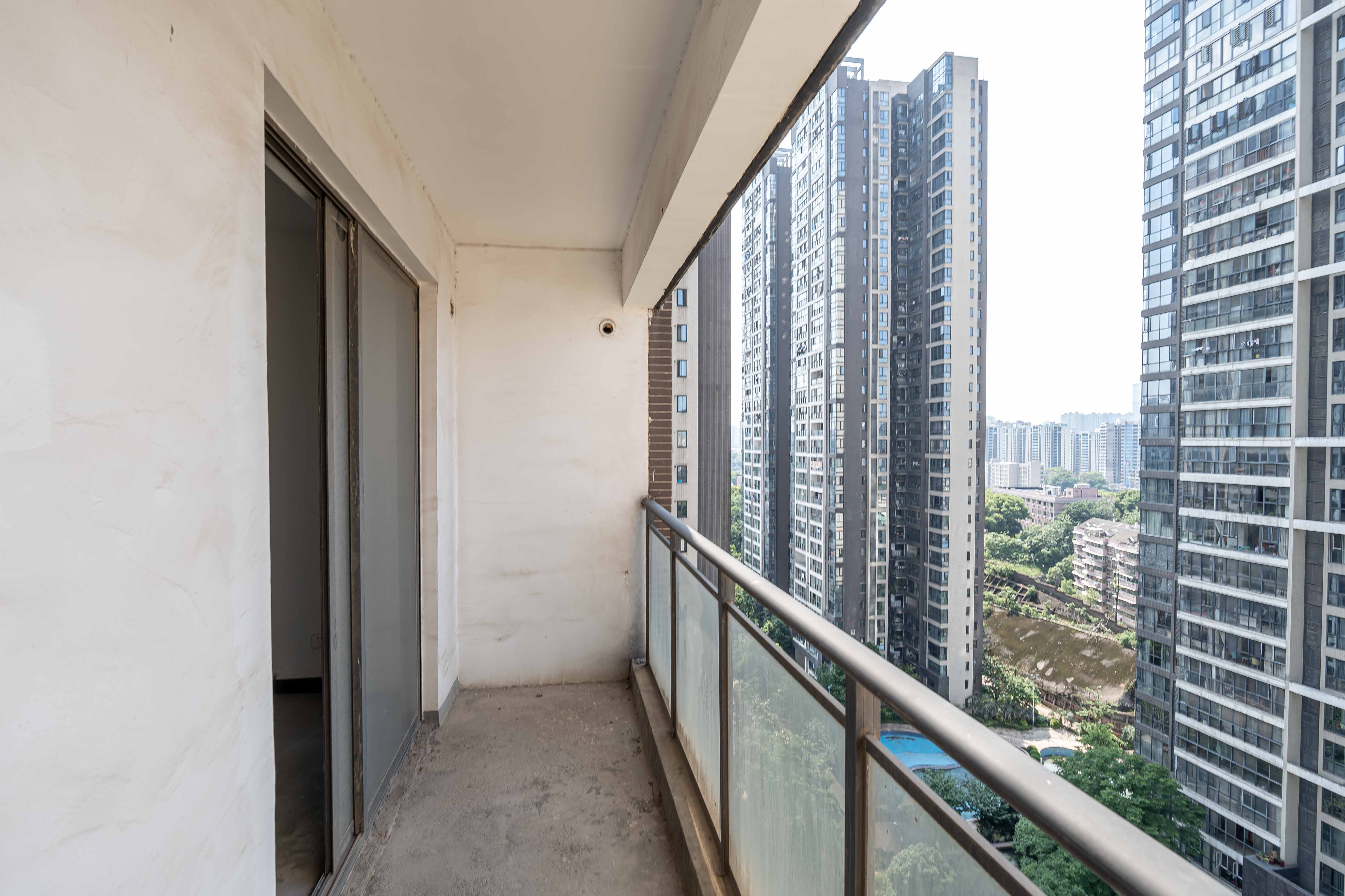 融科东南海  4室2厅2卫    180.0万阳台