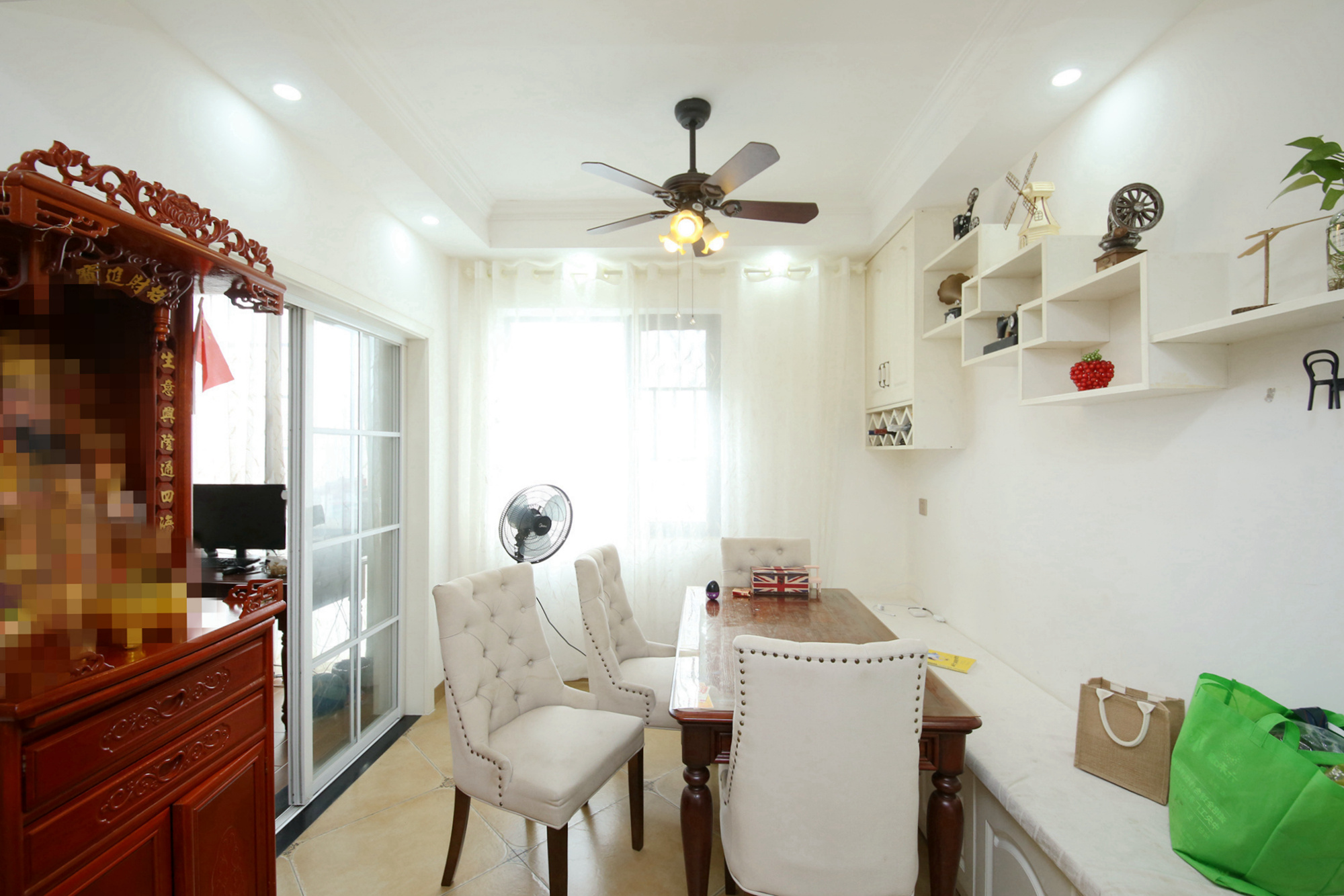 银港水晶城  4室2厅2卫    140.0万客厅