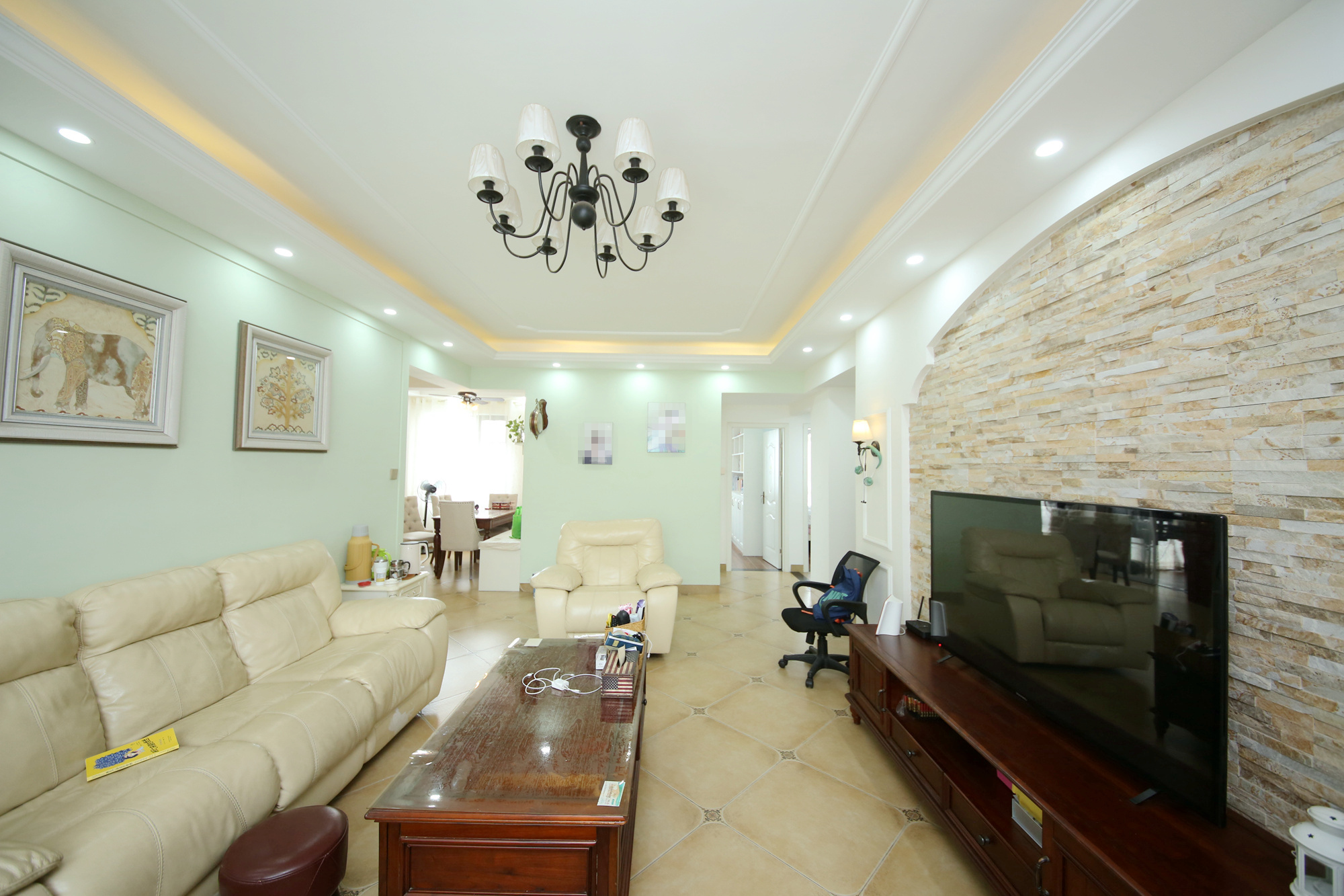 银港水晶城  4室2厅2卫    140.0万客厅