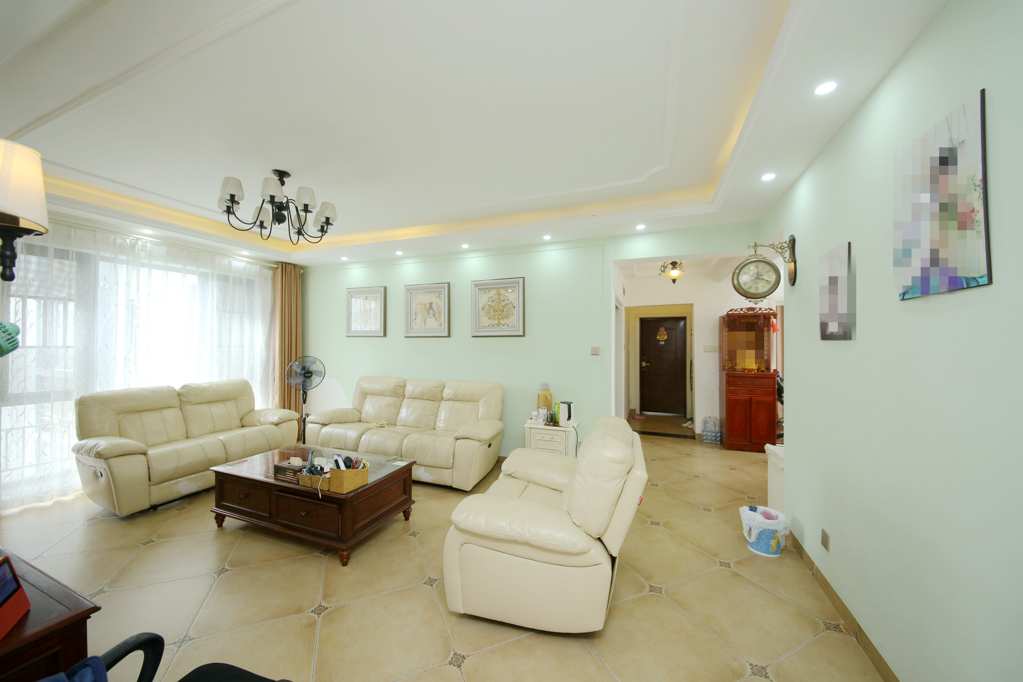 银港水晶城  4室2厅2卫    140.0万客厅