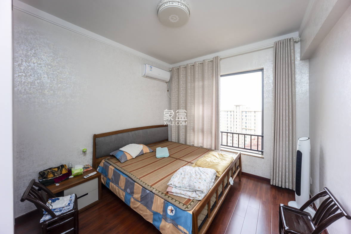 珠江郦城公园1号  4室2厅2卫    179.8万卧室