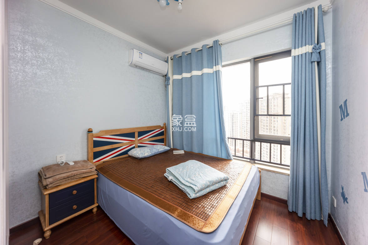 珠江郦城公园1号  4室2厅2卫    179.8万卧室