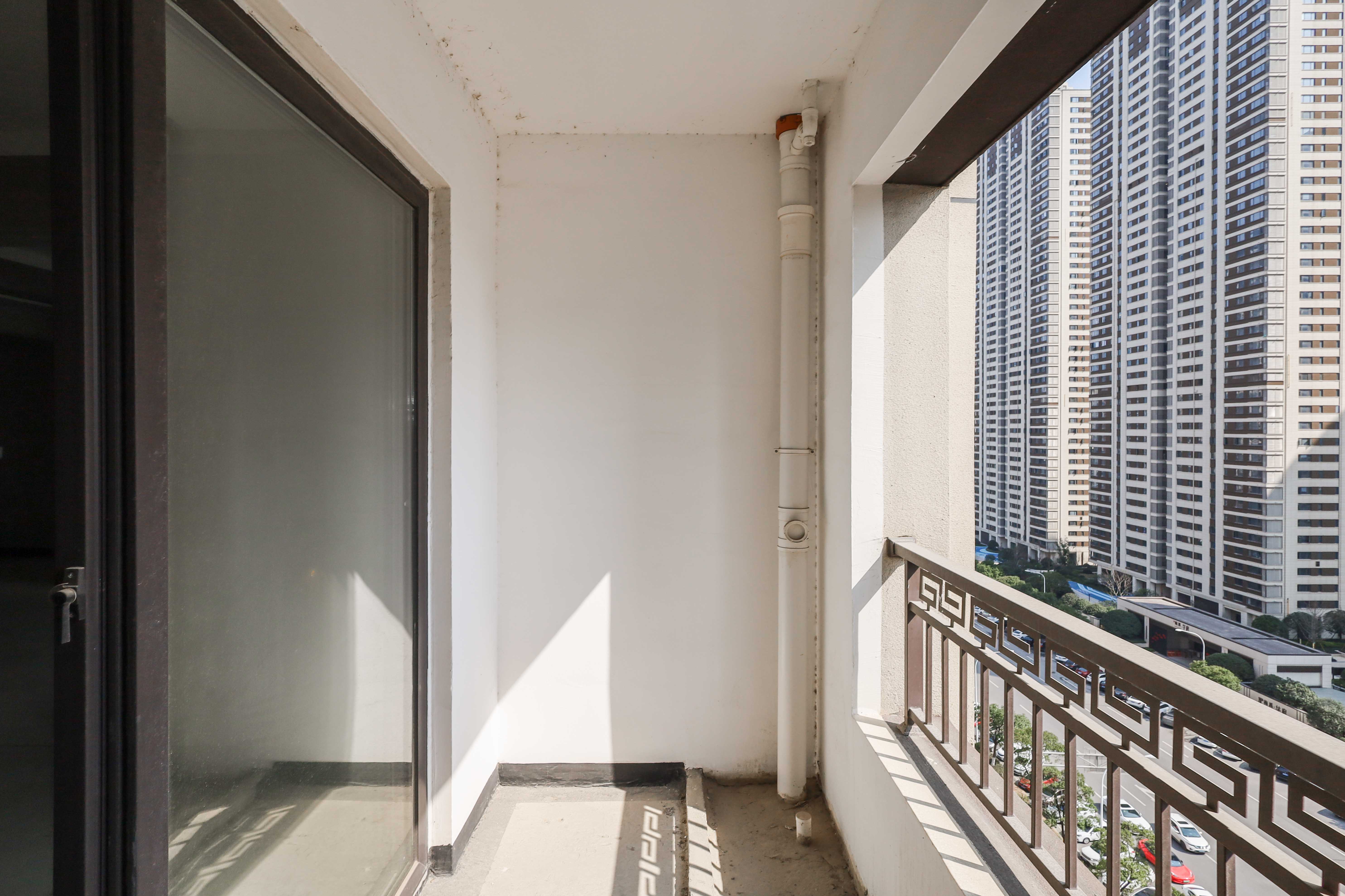 建发央著  3室2厅2卫   162.00万阳台