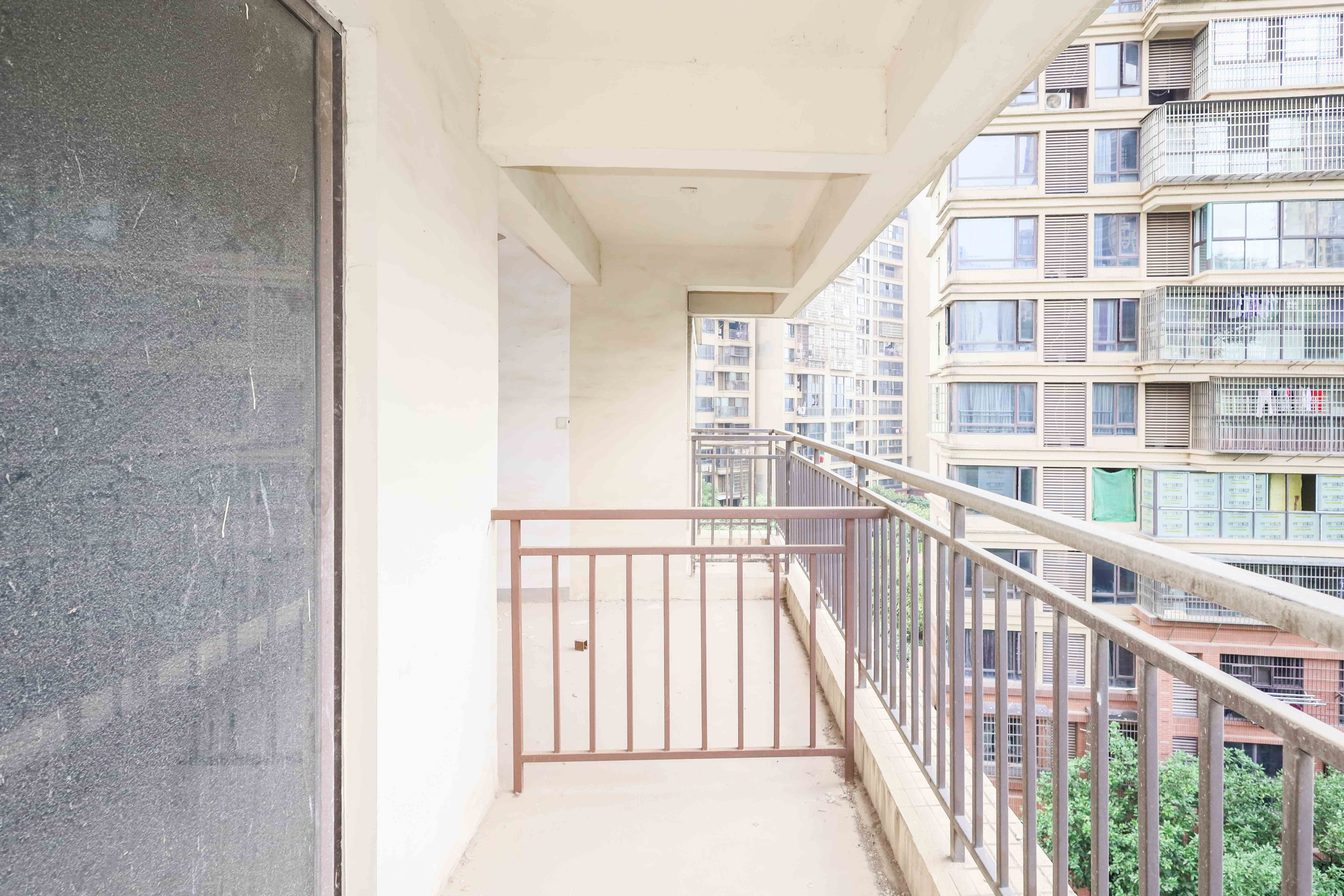 保利麓谷林语E区 4室2厅2卫 98.8万 保利麓谷林语E区 4室2厅2卫 98.8万阳台