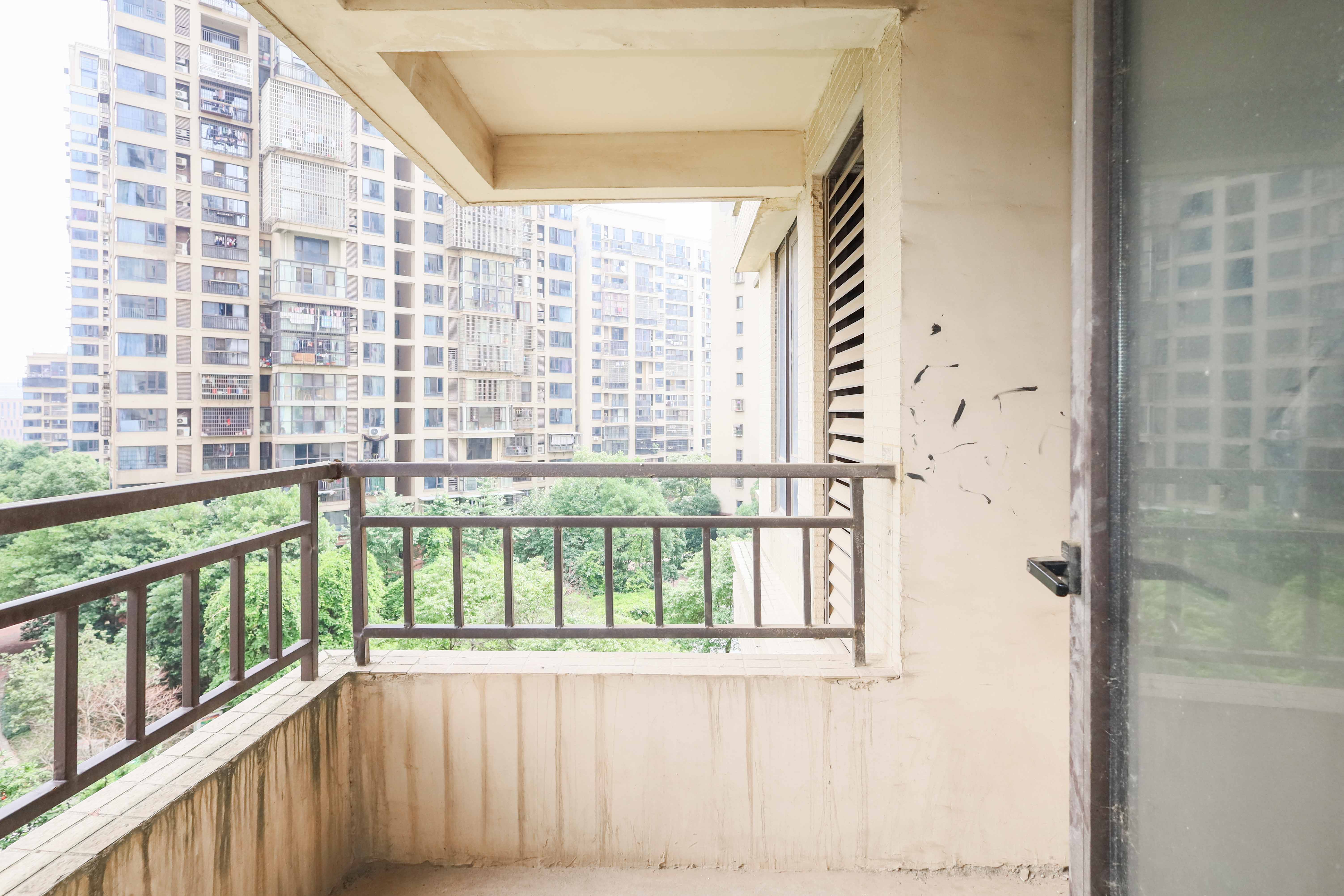 保利麓谷林语E区 4室2厅2卫 98.8万 保利麓谷林语E区 4室2厅2卫 98.8万阳台