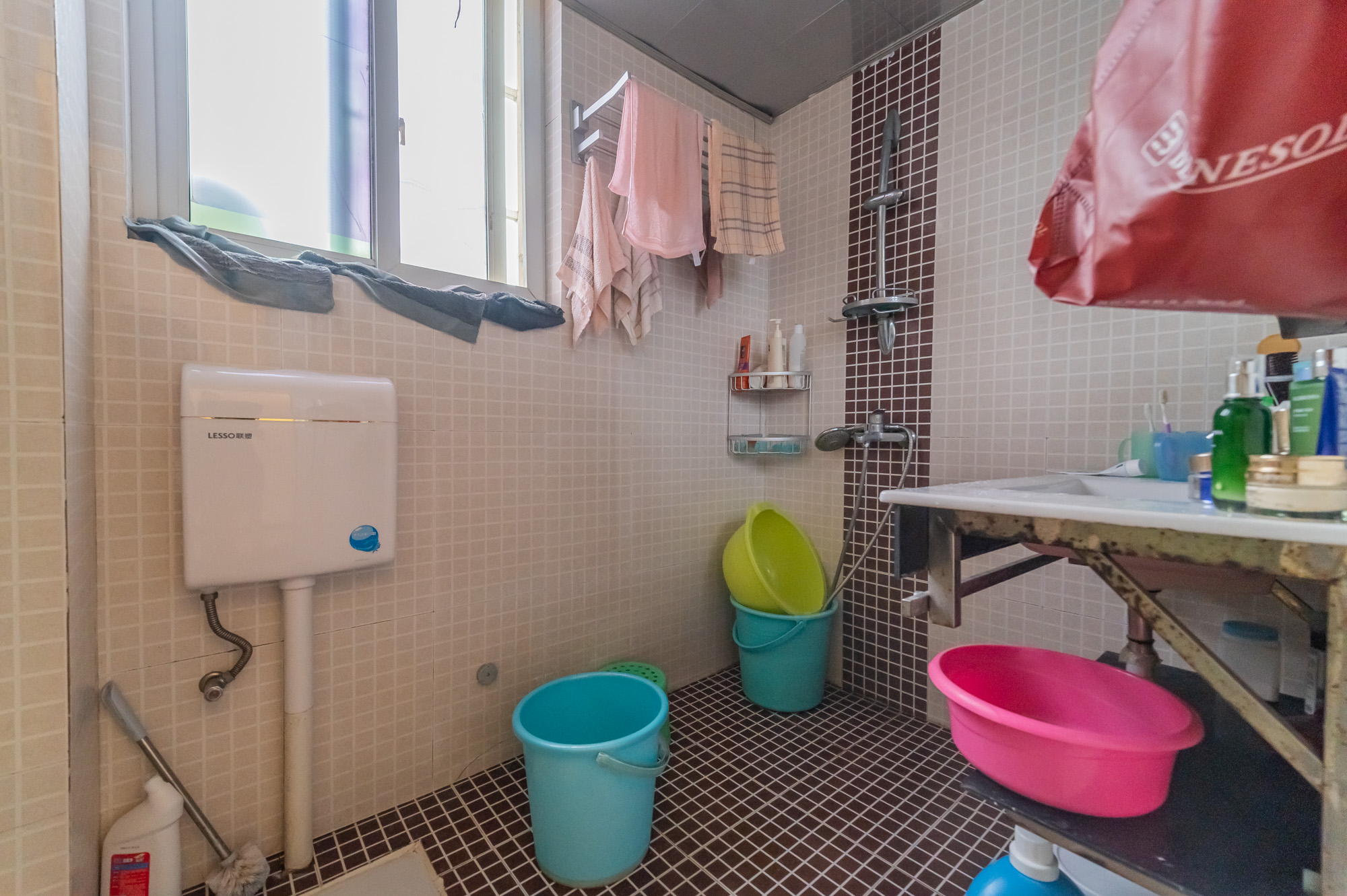 彩都公寓 3室2厅2卫 85.0万 彩都公寓 3室2厅2卫 85.0万卫生间