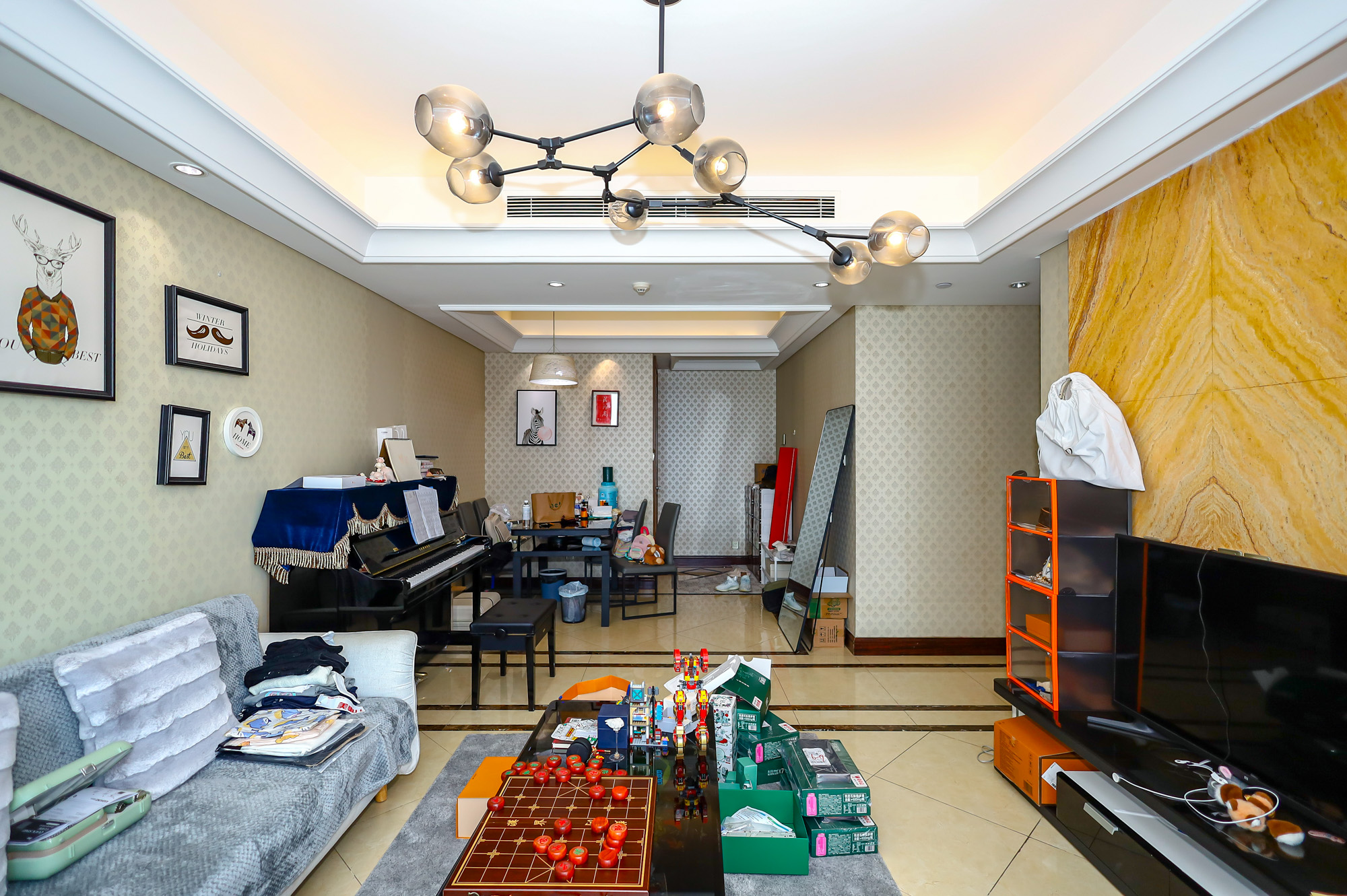 华远国际公寓  2室2厅2卫    178.0万 华远国际公寓  2室2厅2卫    178.0万客厅