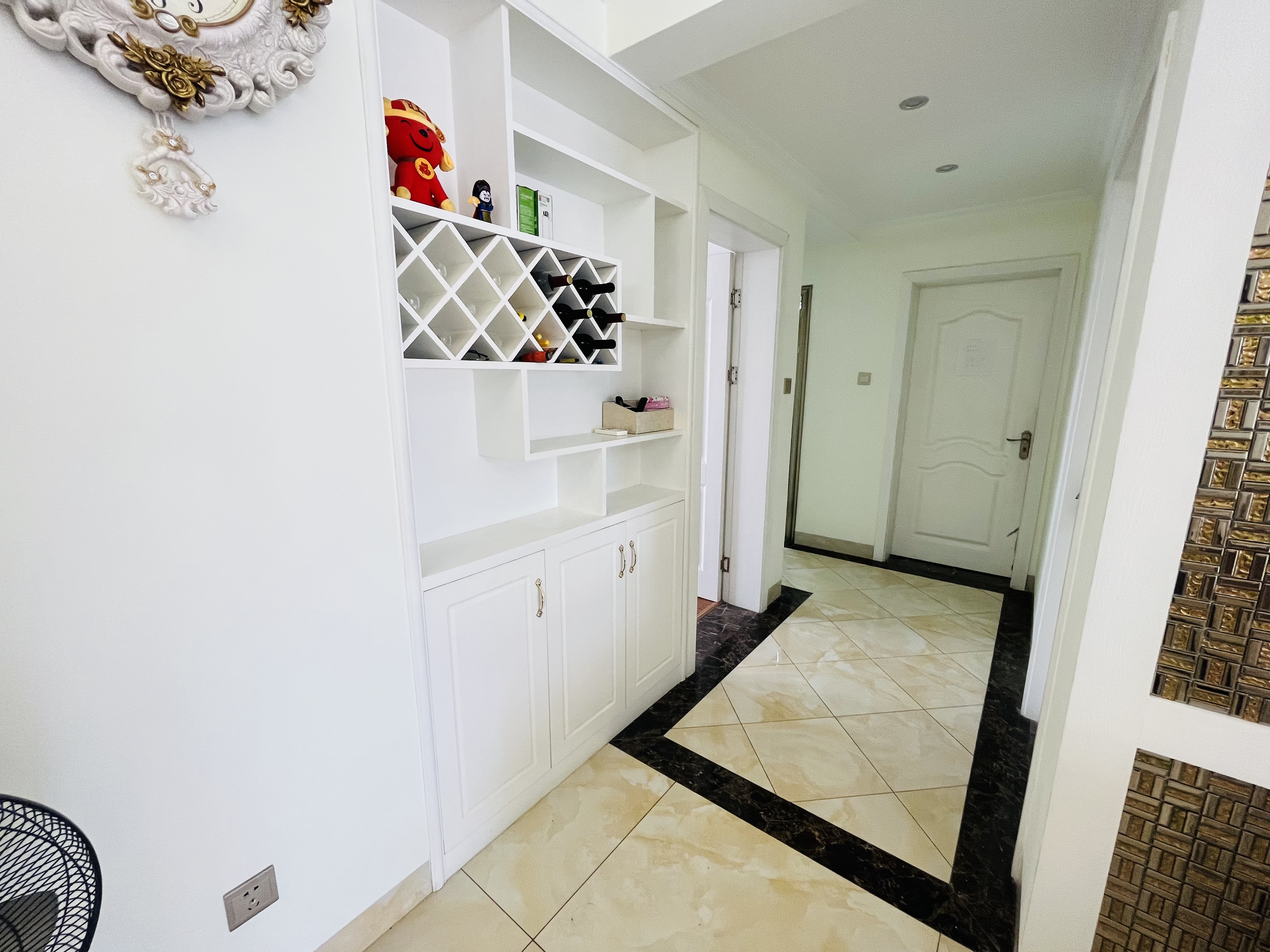 莱茵城 4室2厅2卫 89.0万 莱茵城 4室2厅2卫 89.0万客厅