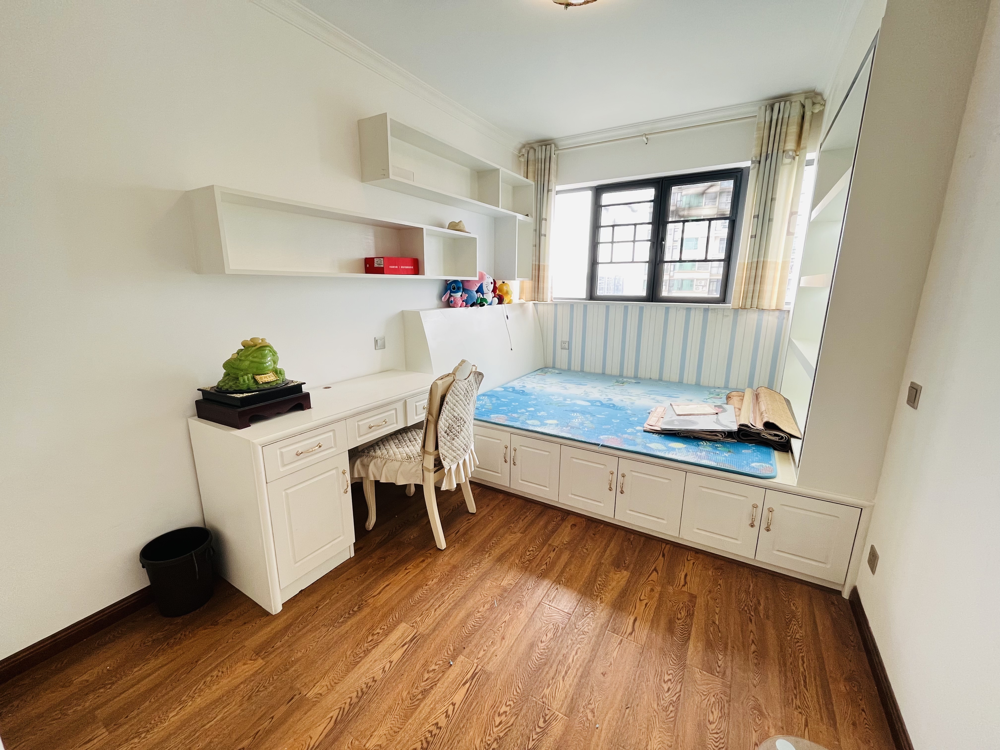 莱茵城 4室2厅2卫 89.0万 莱茵城 4室2厅2卫 89.0万客厅