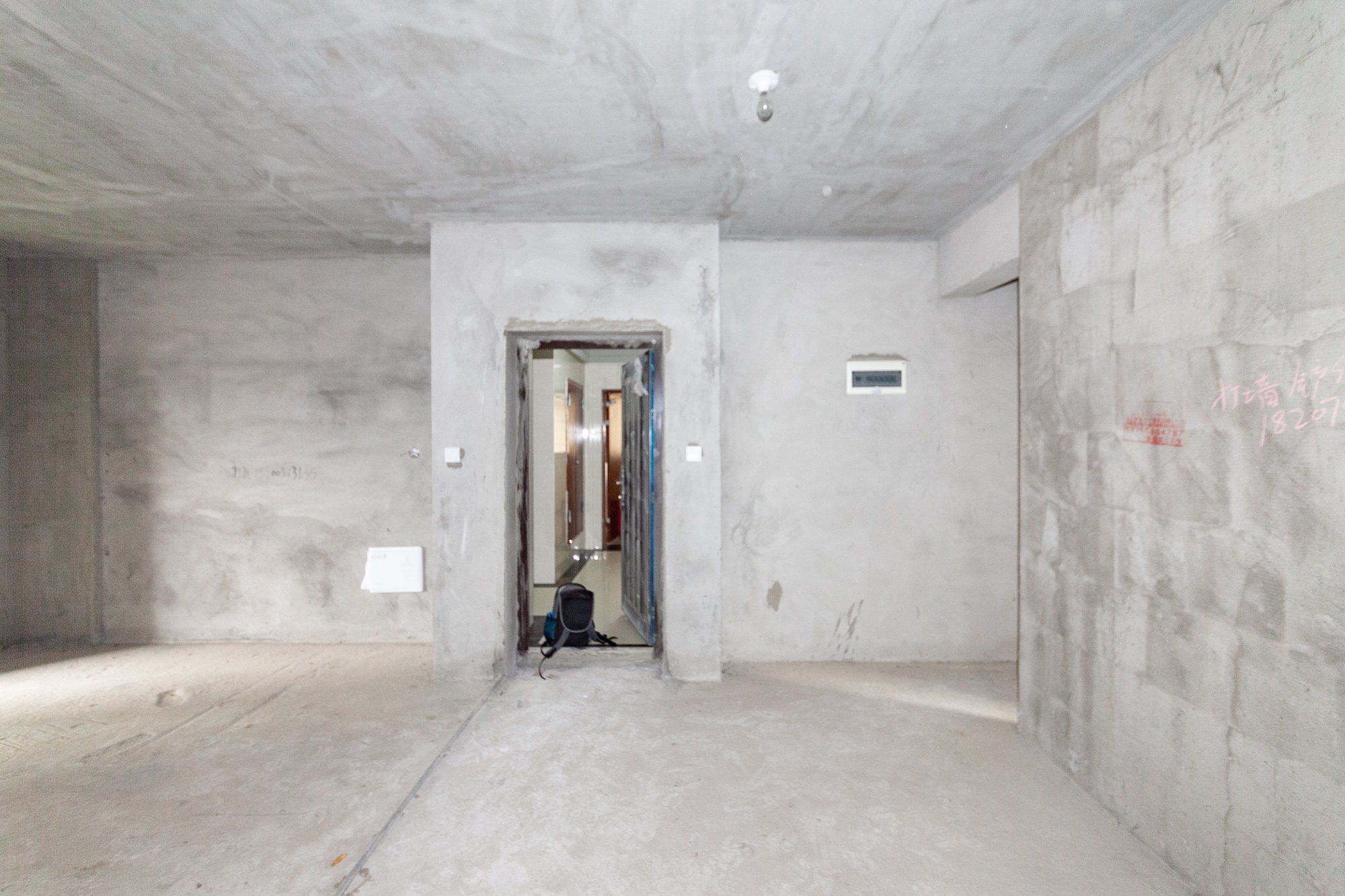 嘉宇银杉(嘉宇西苑) 3室2厅2卫 95.0万 嘉宇银杉(嘉宇西苑) 3室2厅2卫 95.0万客厅