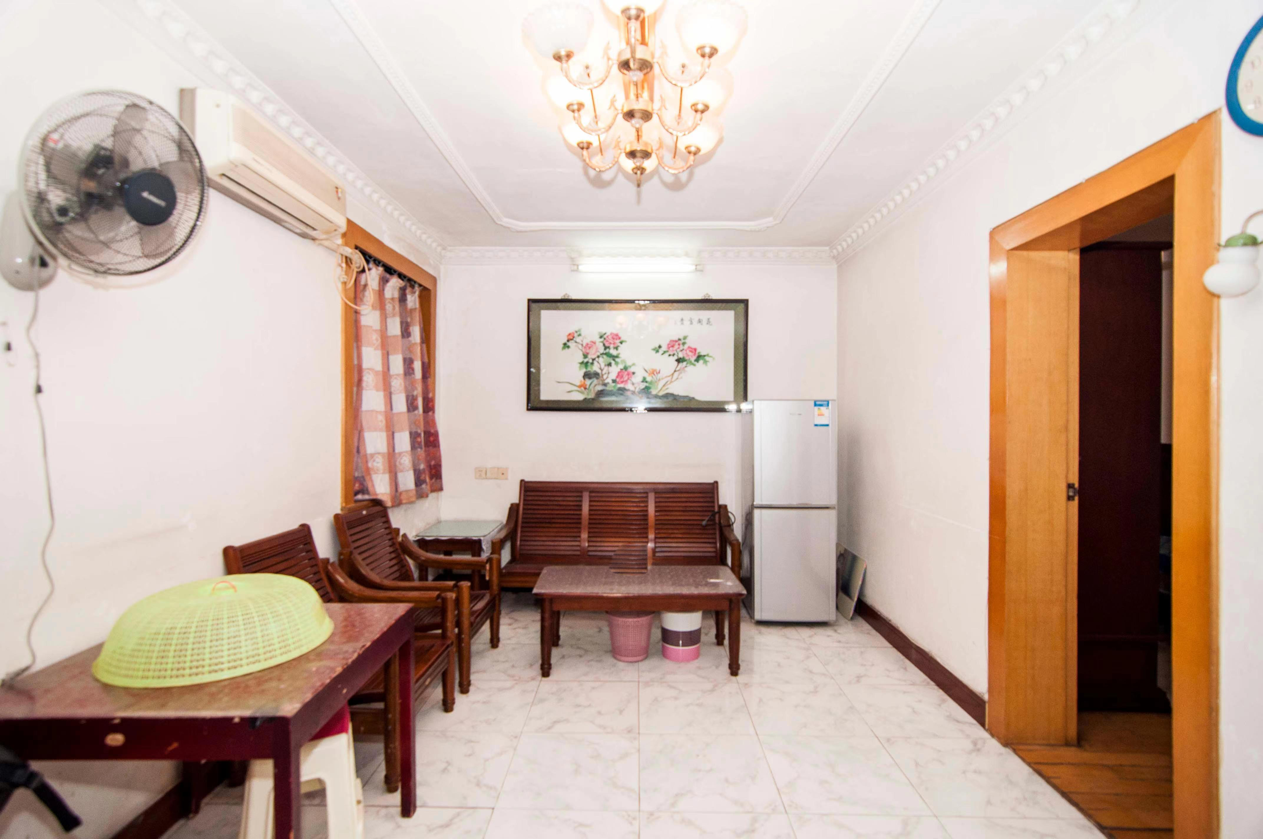 向东南社区  3室2厅1卫    35.8万 向东南社区  3室2厅1卫    35.8万客厅