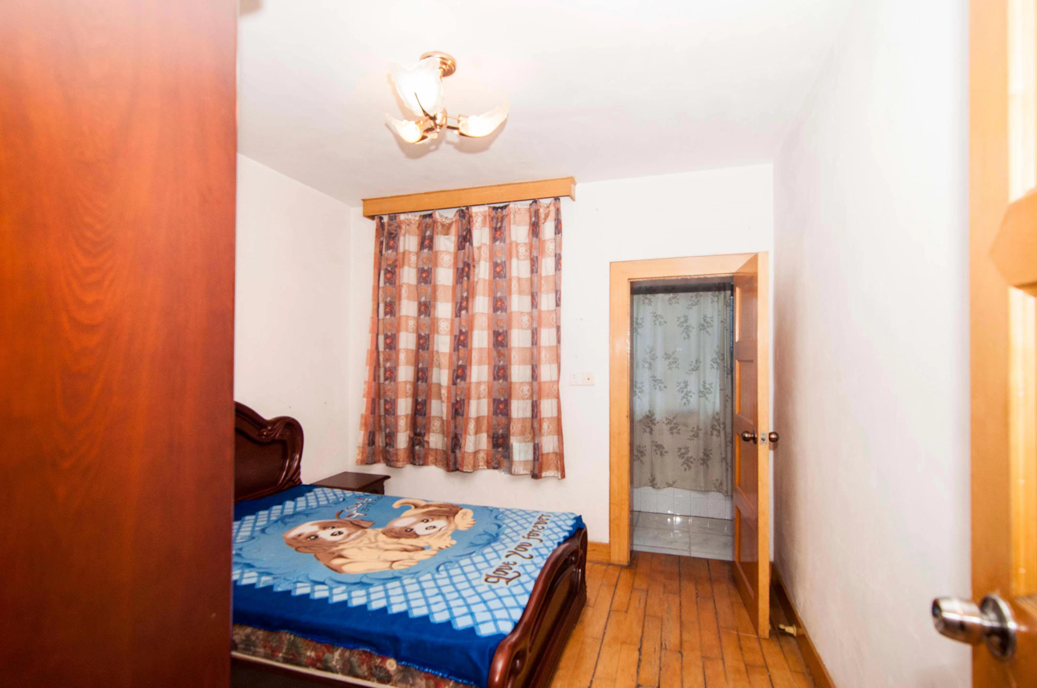 向东南社区  3室2厅1卫    35.8万 向东南社区  3室2厅1卫    35.8万卧室