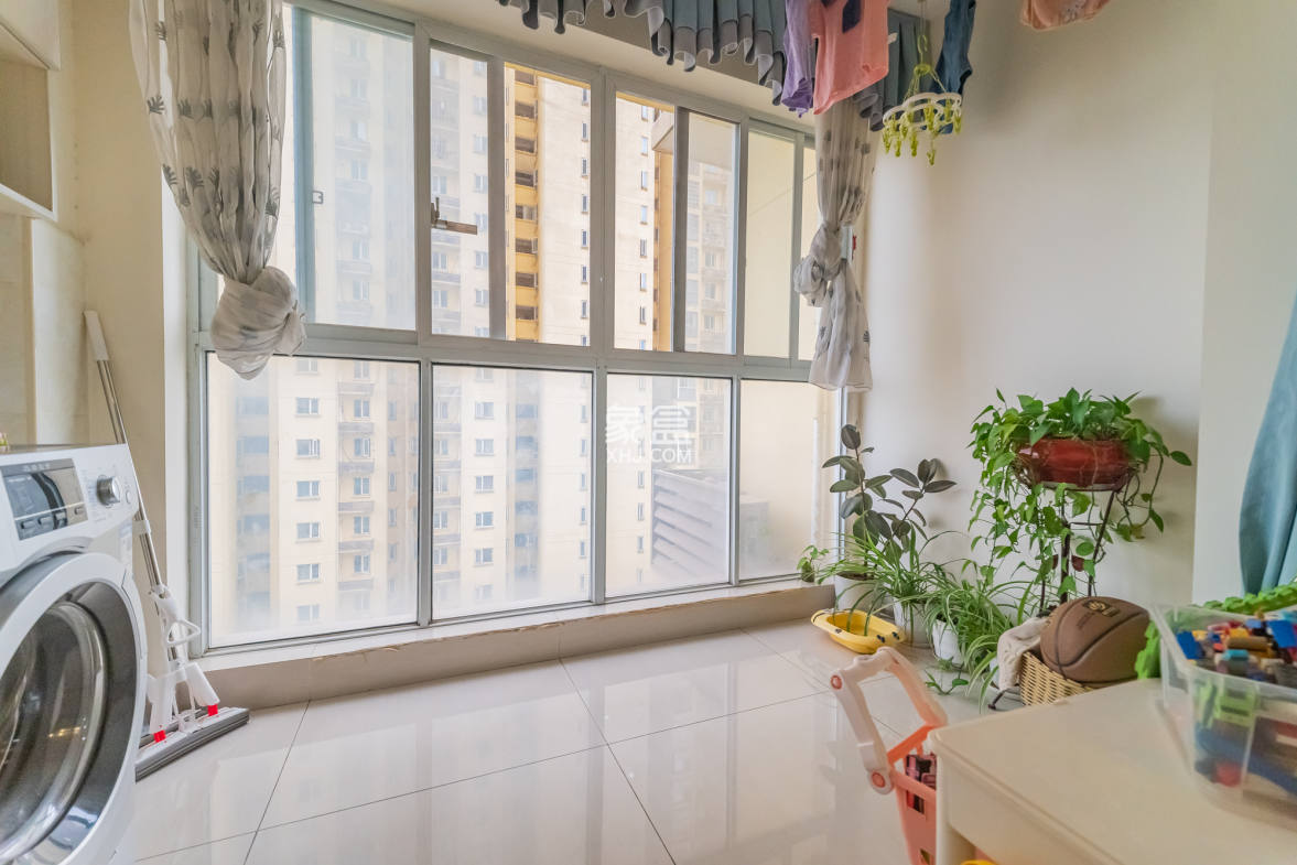 MOMA当代广场 3室2厅1卫 88.00万 MOMA当代广场 3室2厅1卫 88.00万阳台