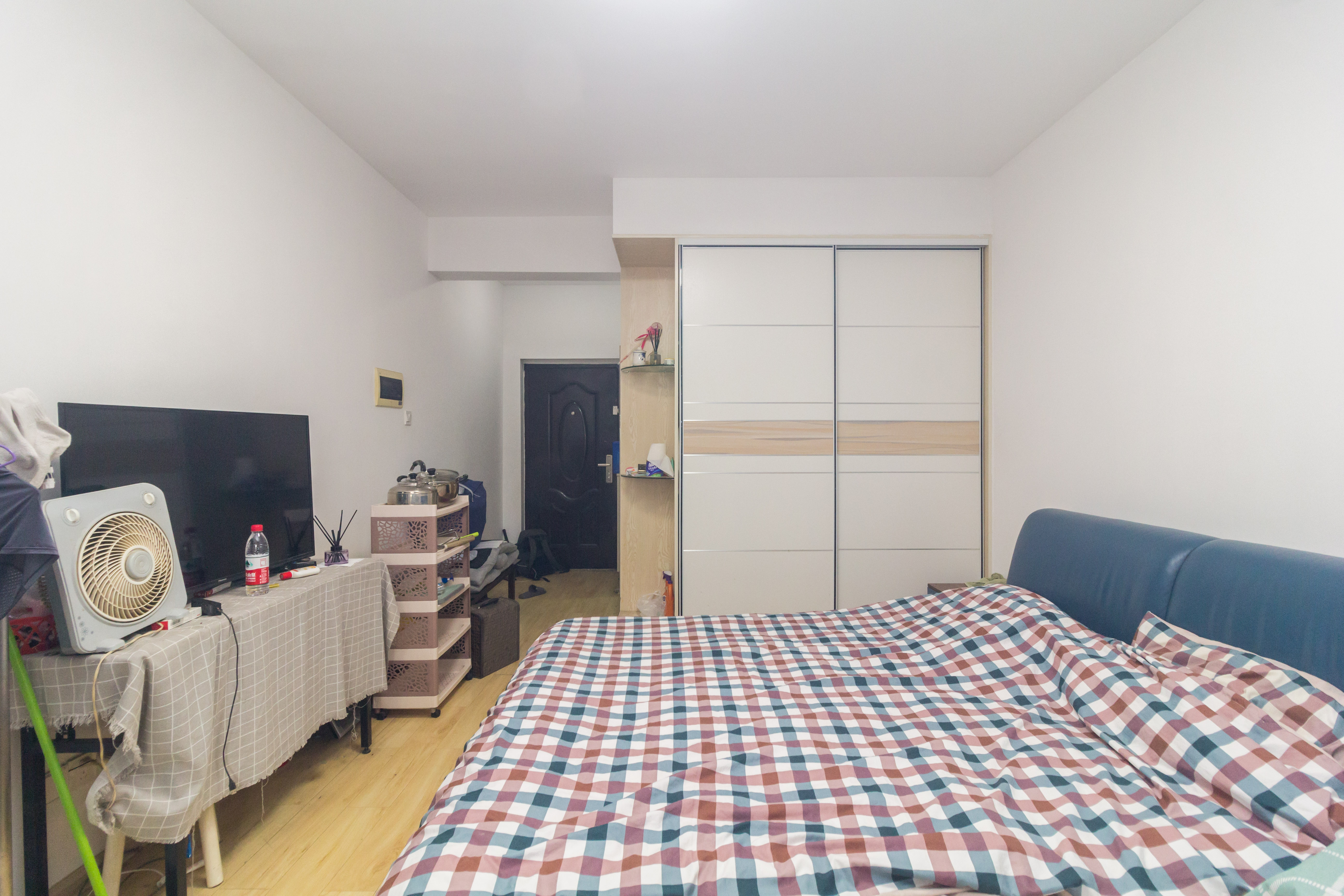 明天一城  1室1厅1卫   24.00万客厅