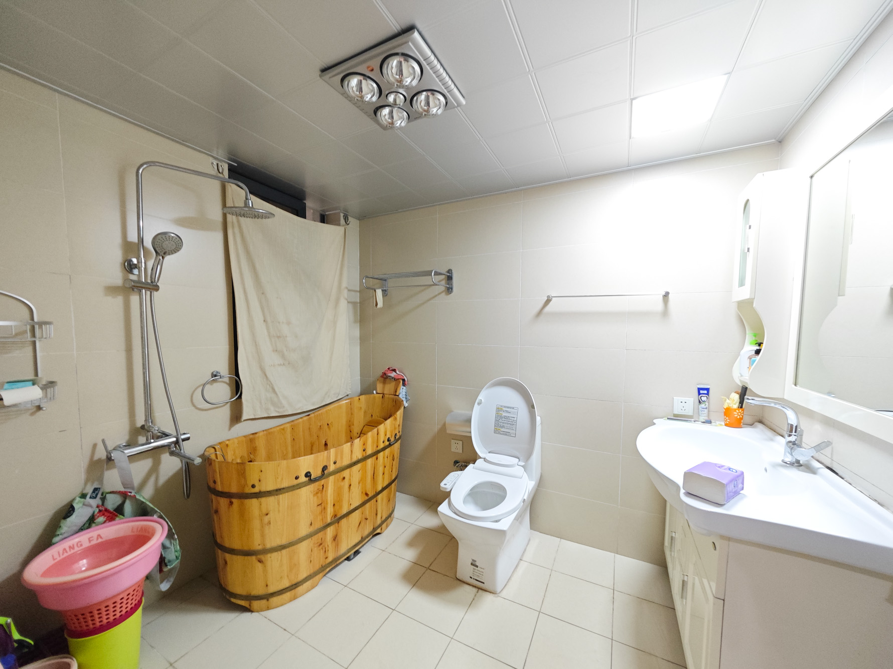 奥林匹克花园 4室2厅2卫 218.0万 奥林匹克花园 4室2厅2卫 218.0万卫生间