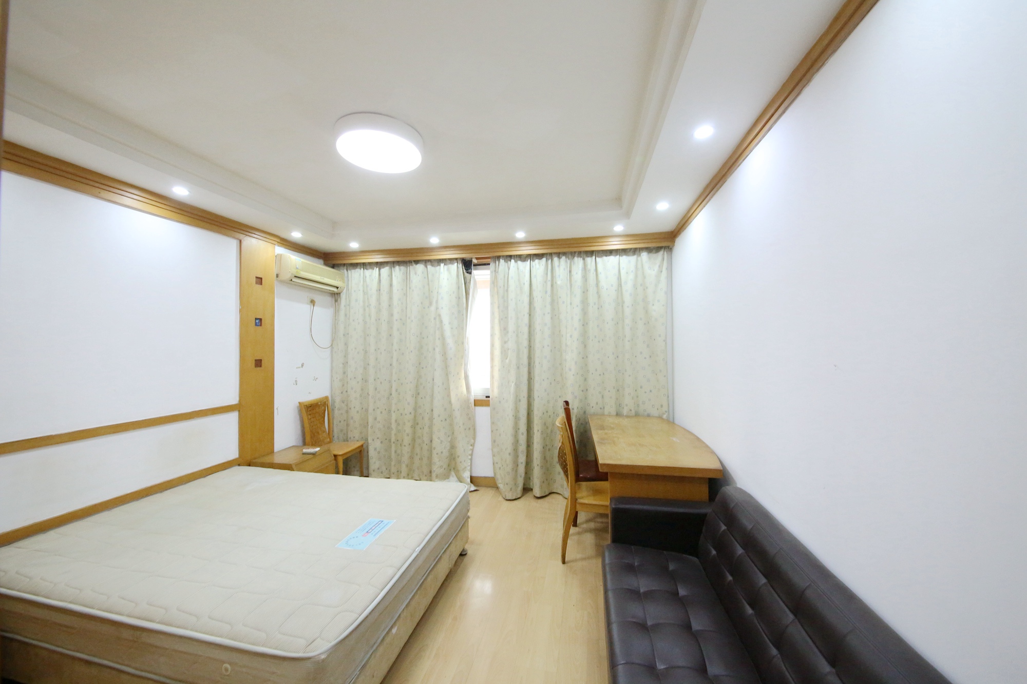 海威大厦  4室2厅2卫   99.80万卧室
