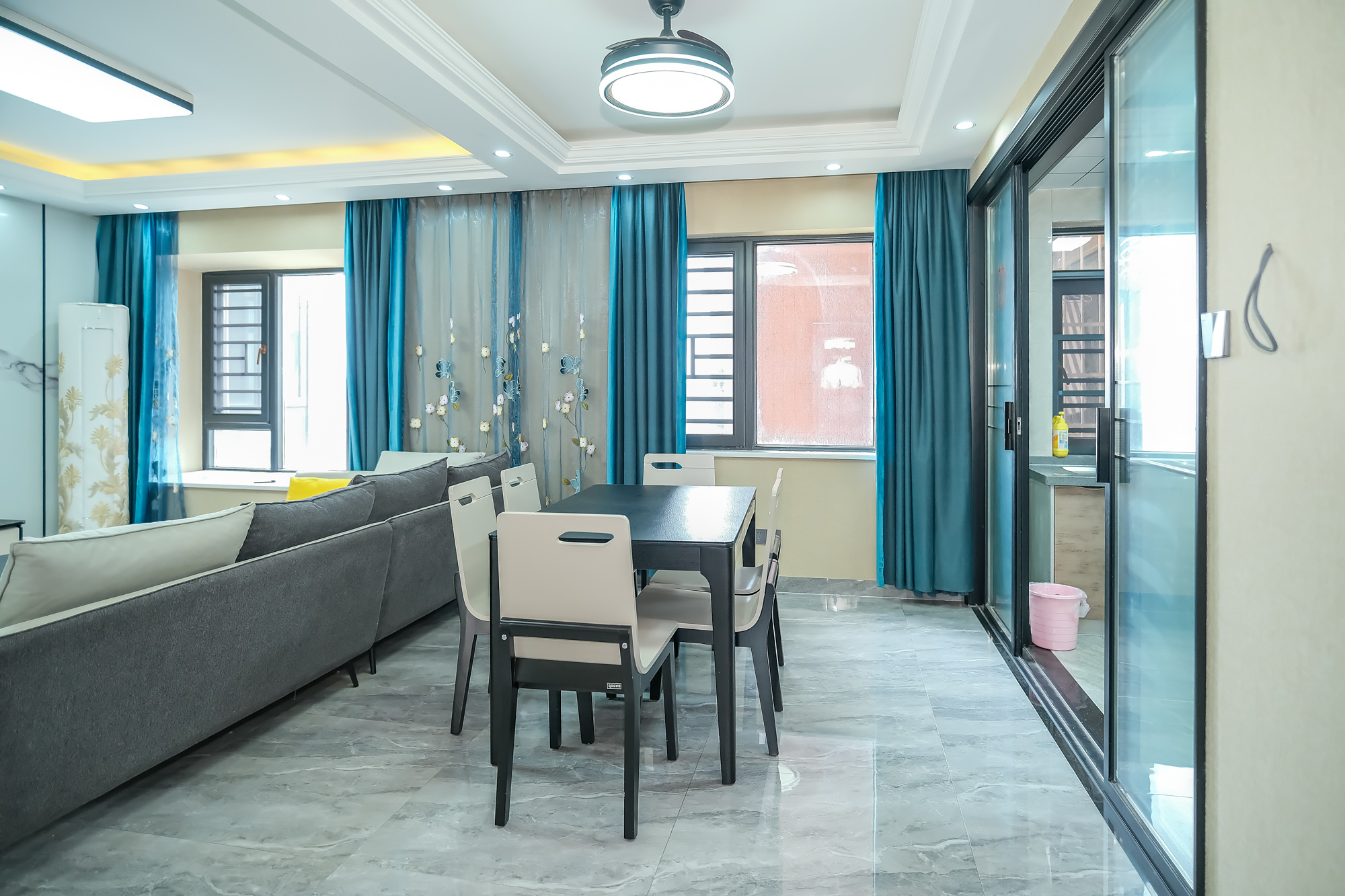 山水湾 4室2厅2卫 120.00万 山水湾 4室2厅2卫 120.00万客厅