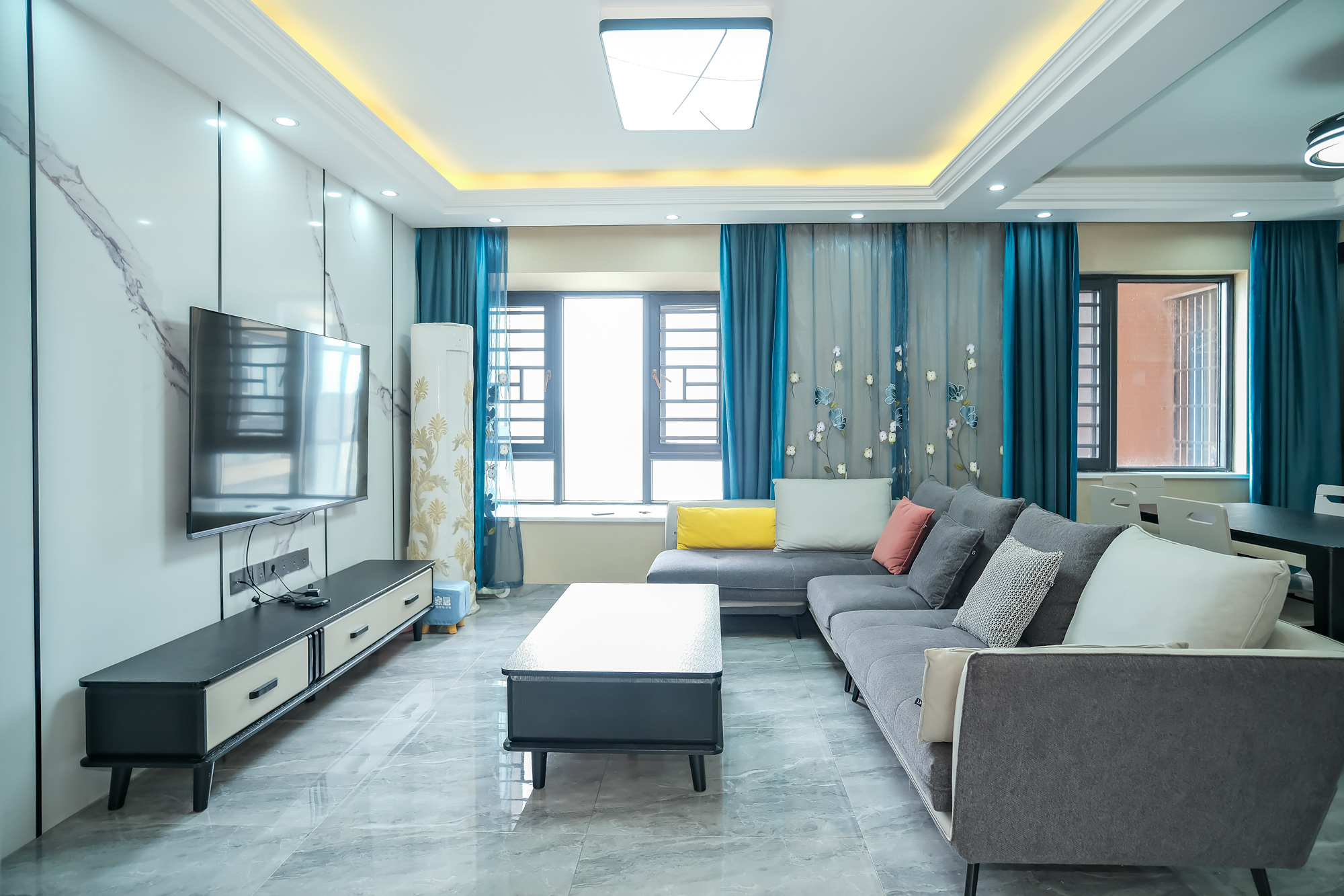 山水湾 4室2厅2卫 120.00万 山水湾 4室2厅2卫 120.00万客厅