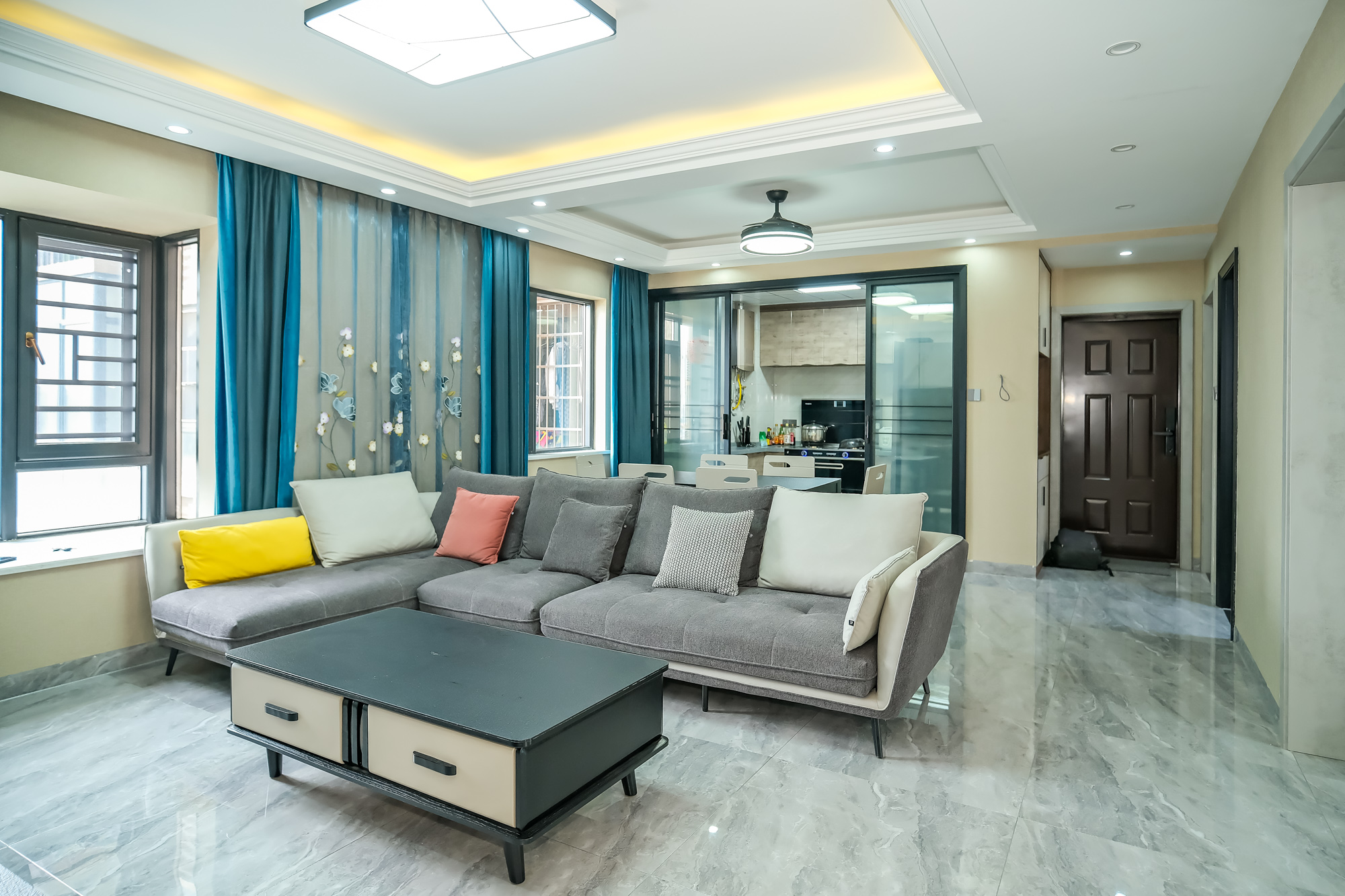 山水湾 4室2厅2卫 120.00万 山水湾 4室2厅2卫 120.00万客厅