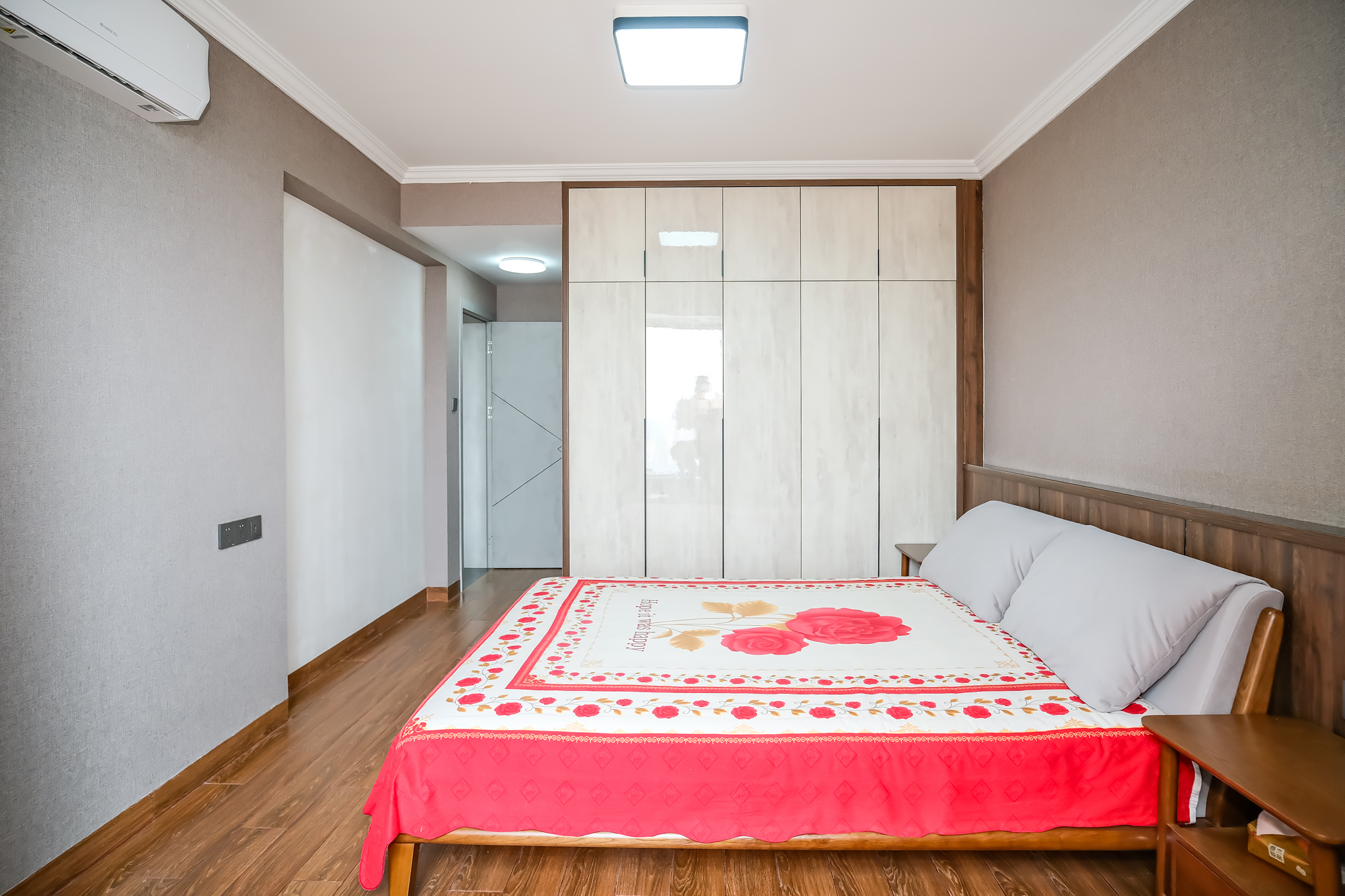 山水湾 4室2厅2卫 120.00万 山水湾 4室2厅2卫 120.00万卧室