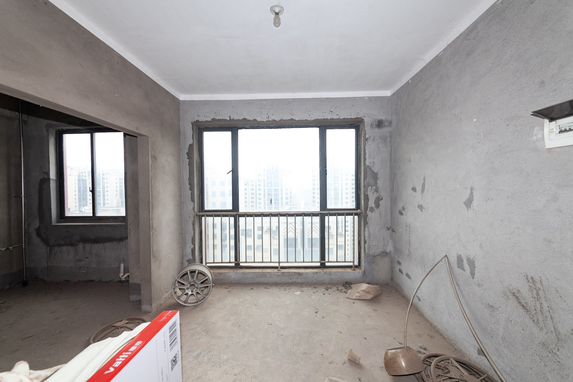 珠江东方明珠（新地东方明珠）三期  4室2厅2卫   88.80万客厅
