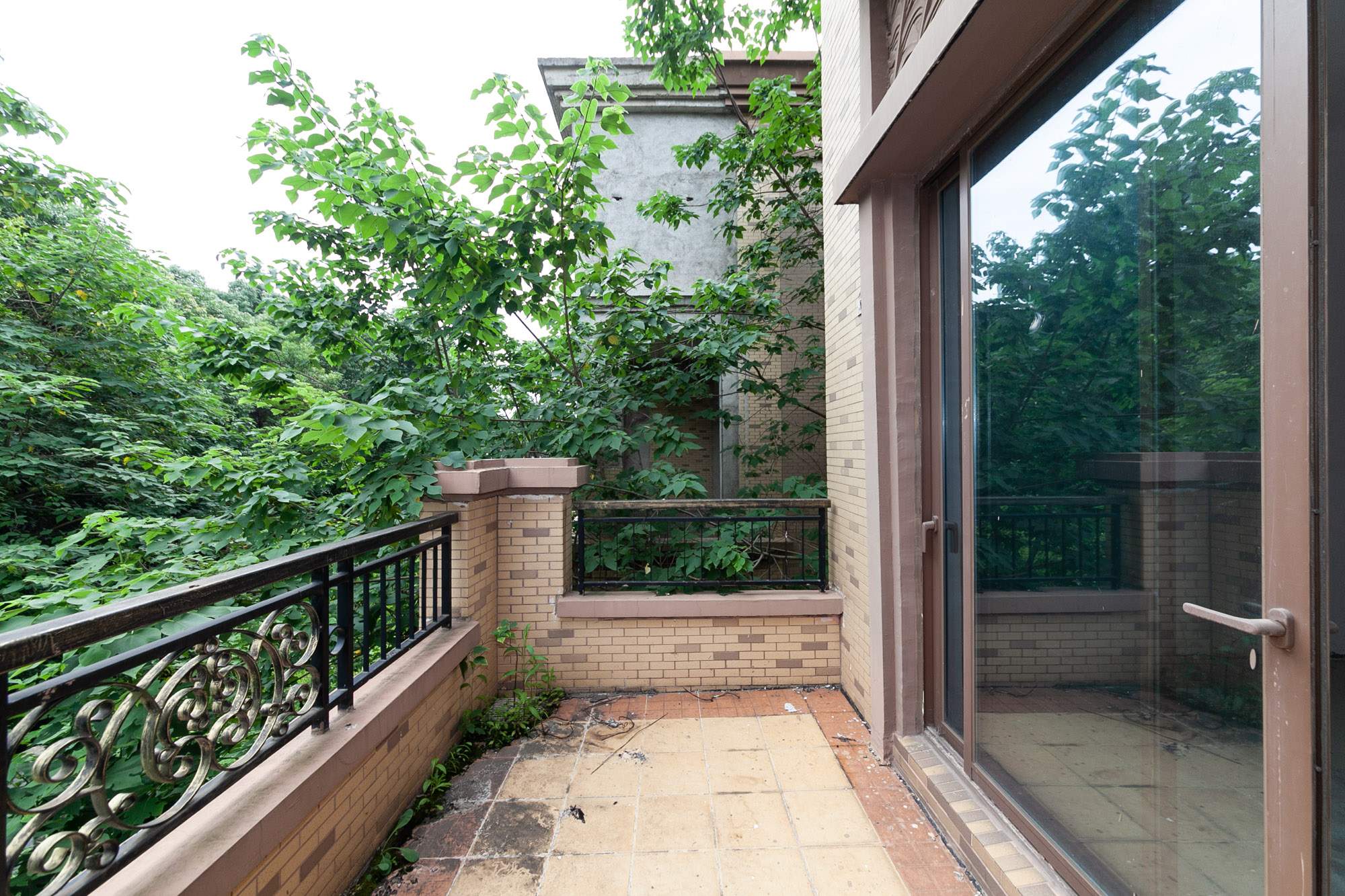 盈峰翠邸  6室3厅4卫    650.0万阳台