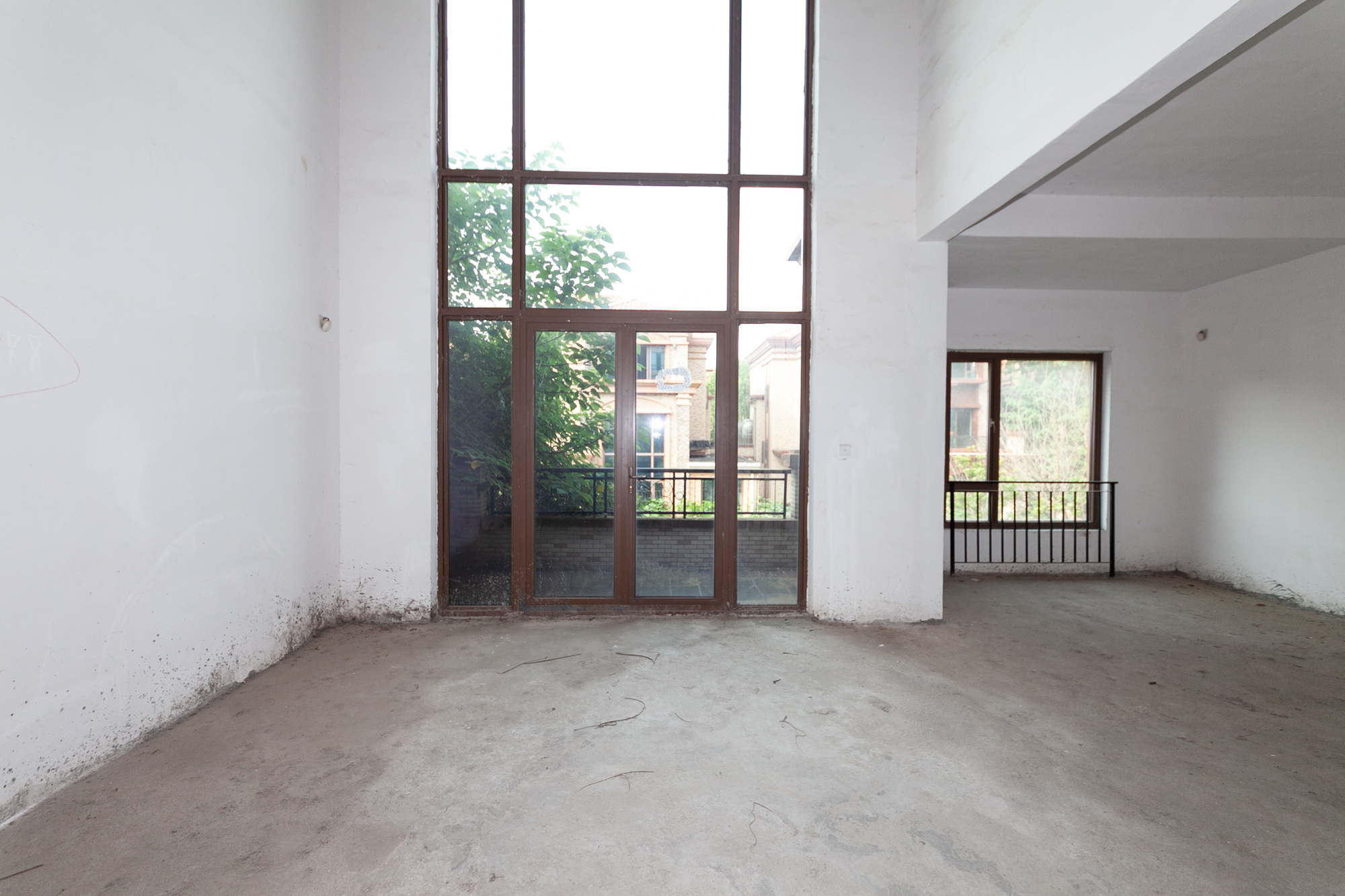 盈峰翠邸  5室2厅3卫    470.0万 盈峰翠邸  5室2厅3卫    470.0万客厅