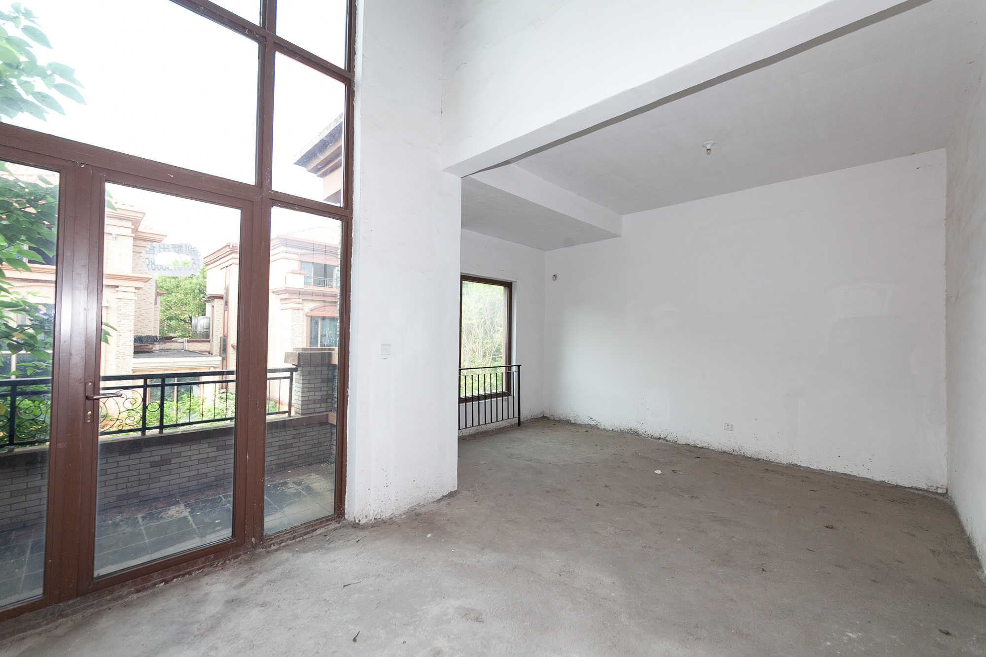 盈峰翠邸  5室2厅3卫    470.0万 盈峰翠邸  5室2厅3卫    470.0万客厅