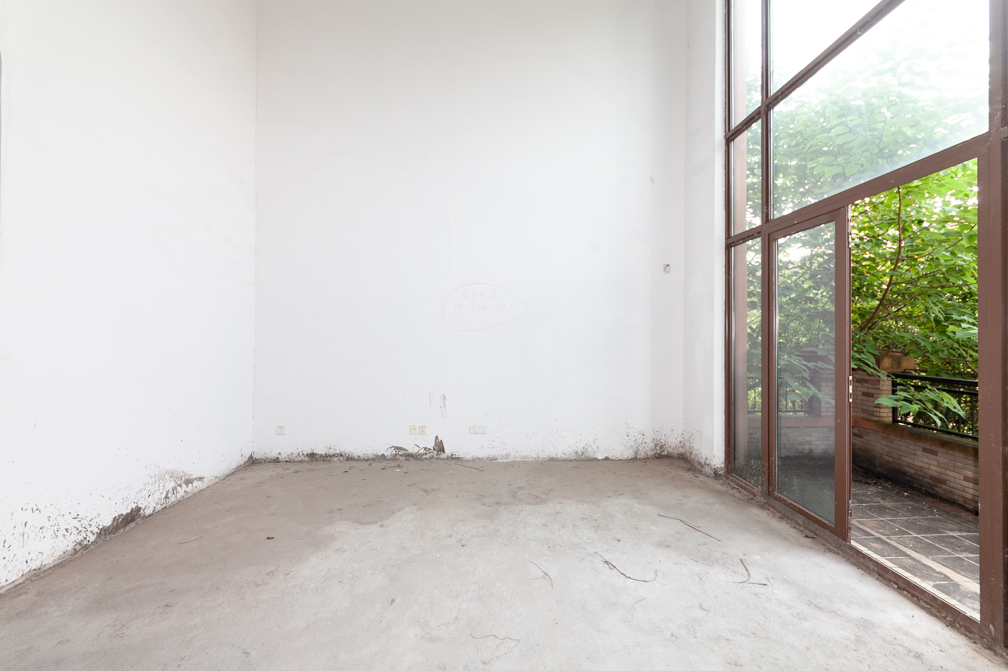 盈峰翠邸  5室2厅3卫    470.0万 盈峰翠邸  5室2厅3卫    470.0万客厅