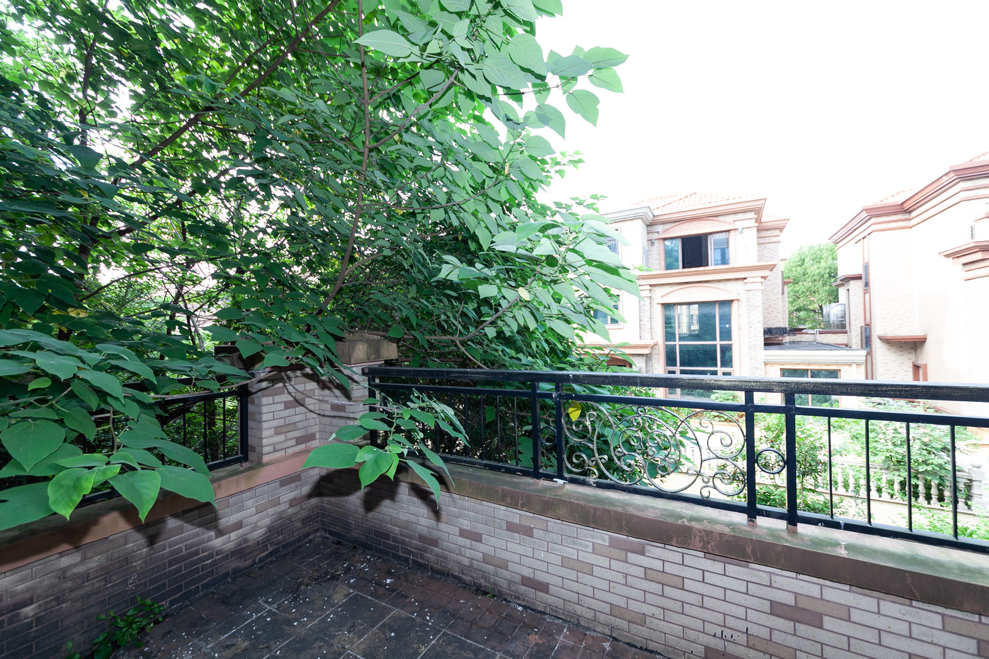 盈峰翠邸  5室2厅3卫    470.0万 盈峰翠邸  5室2厅3卫    470.0万阳台