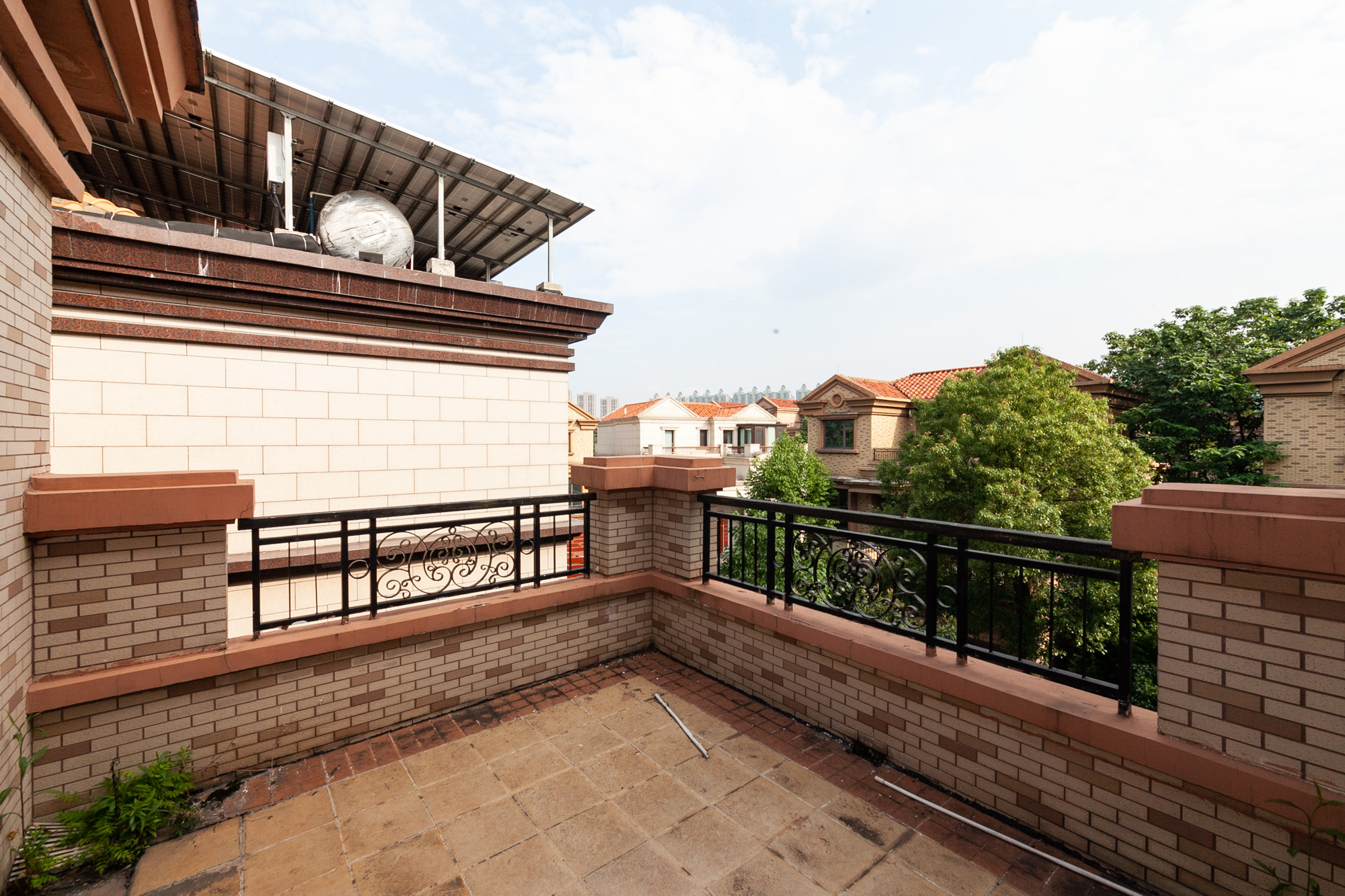 盈峰翠邸  5室2厅3卫    470.0万 盈峰翠邸  5室2厅3卫    470.0万阳台