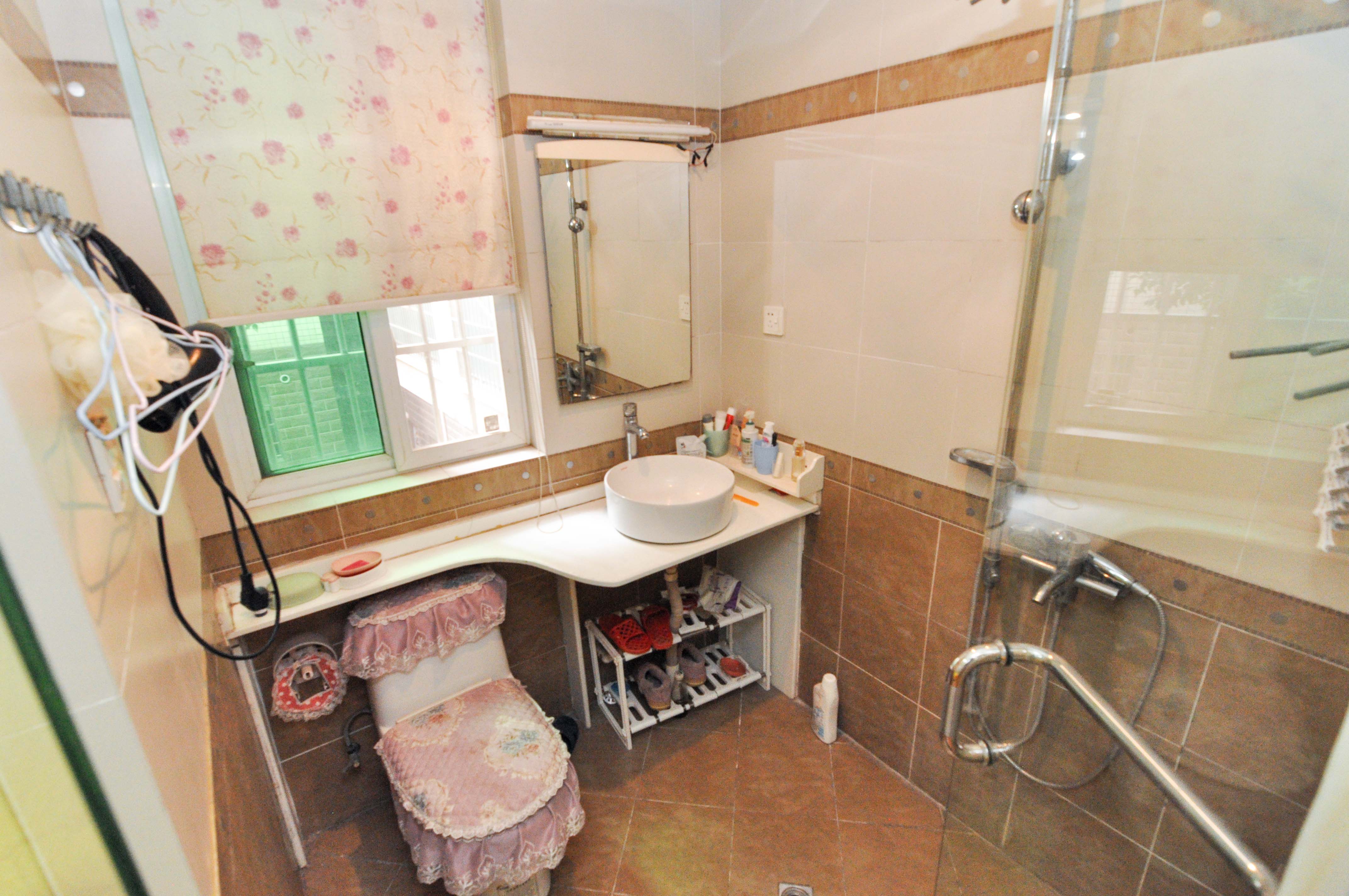 麓谷加州阳光 2室2厅1卫 76.00万 麓谷加州阳光 2室2厅1卫 76.00万卫生间