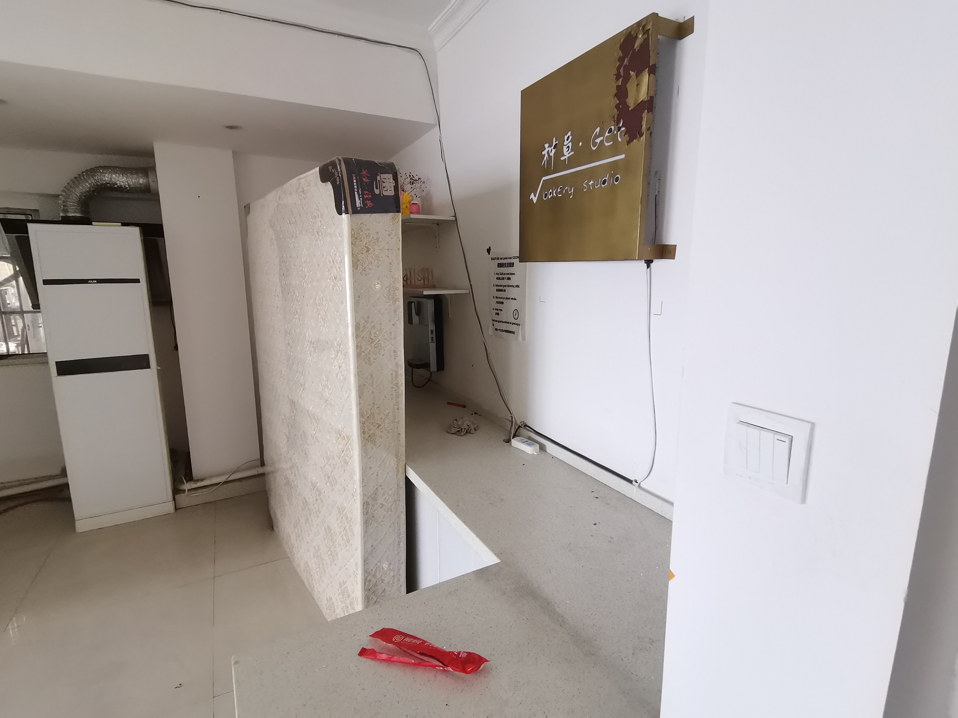 中建国际大厦  2室1厅1卫   35.00万客厅