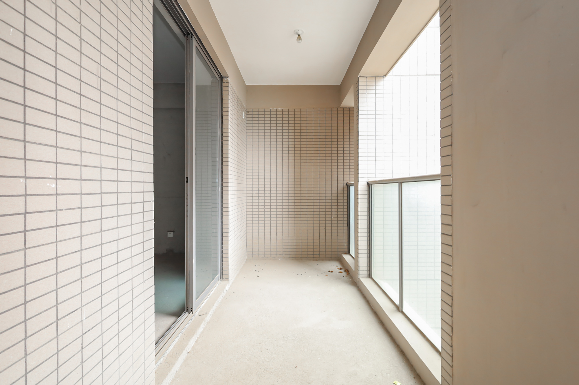 八方小区C区  4室2厅2卫   528.00万阳台