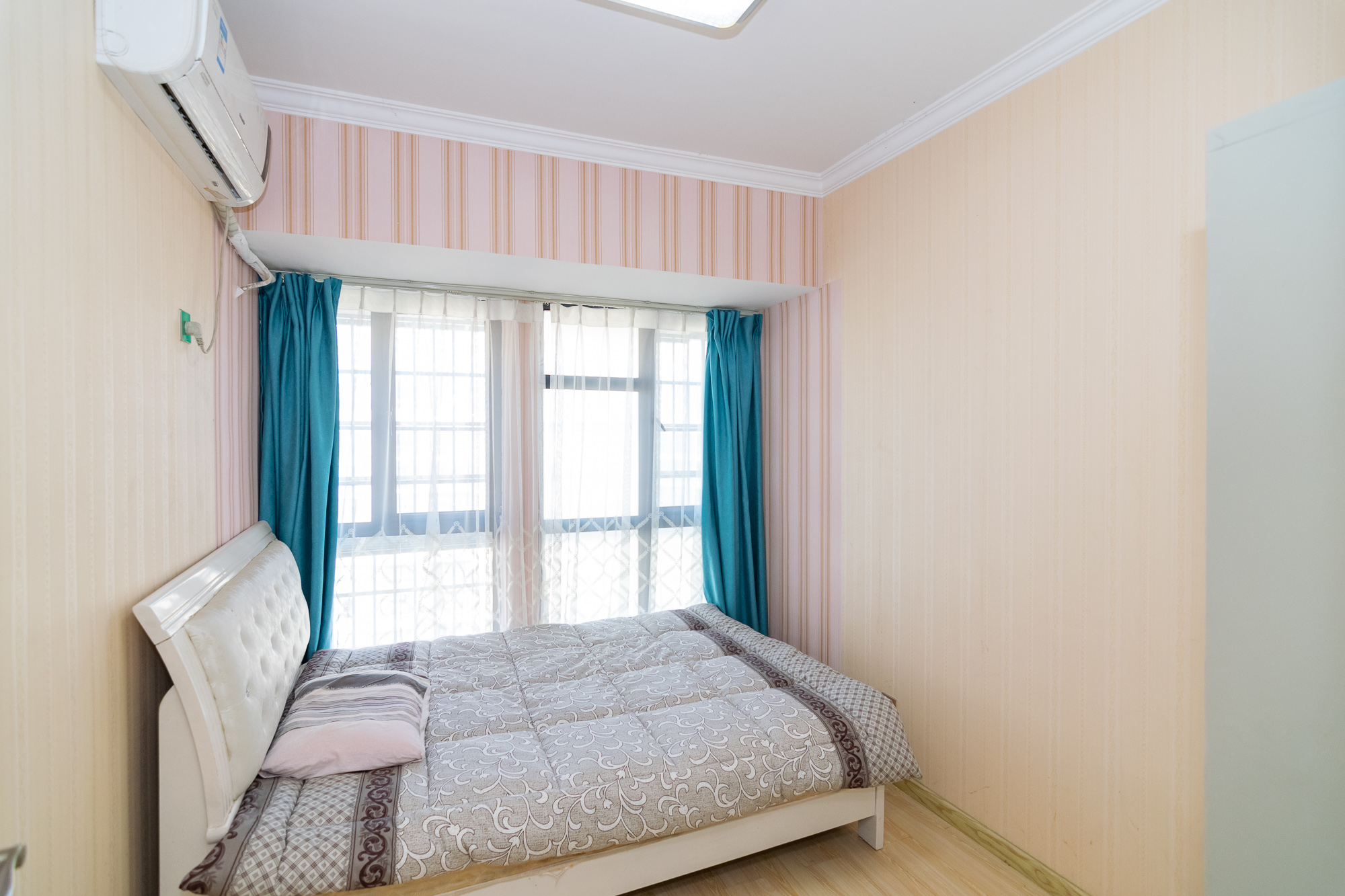 勤诚达新界  5室2厅2卫   145.00万卧室