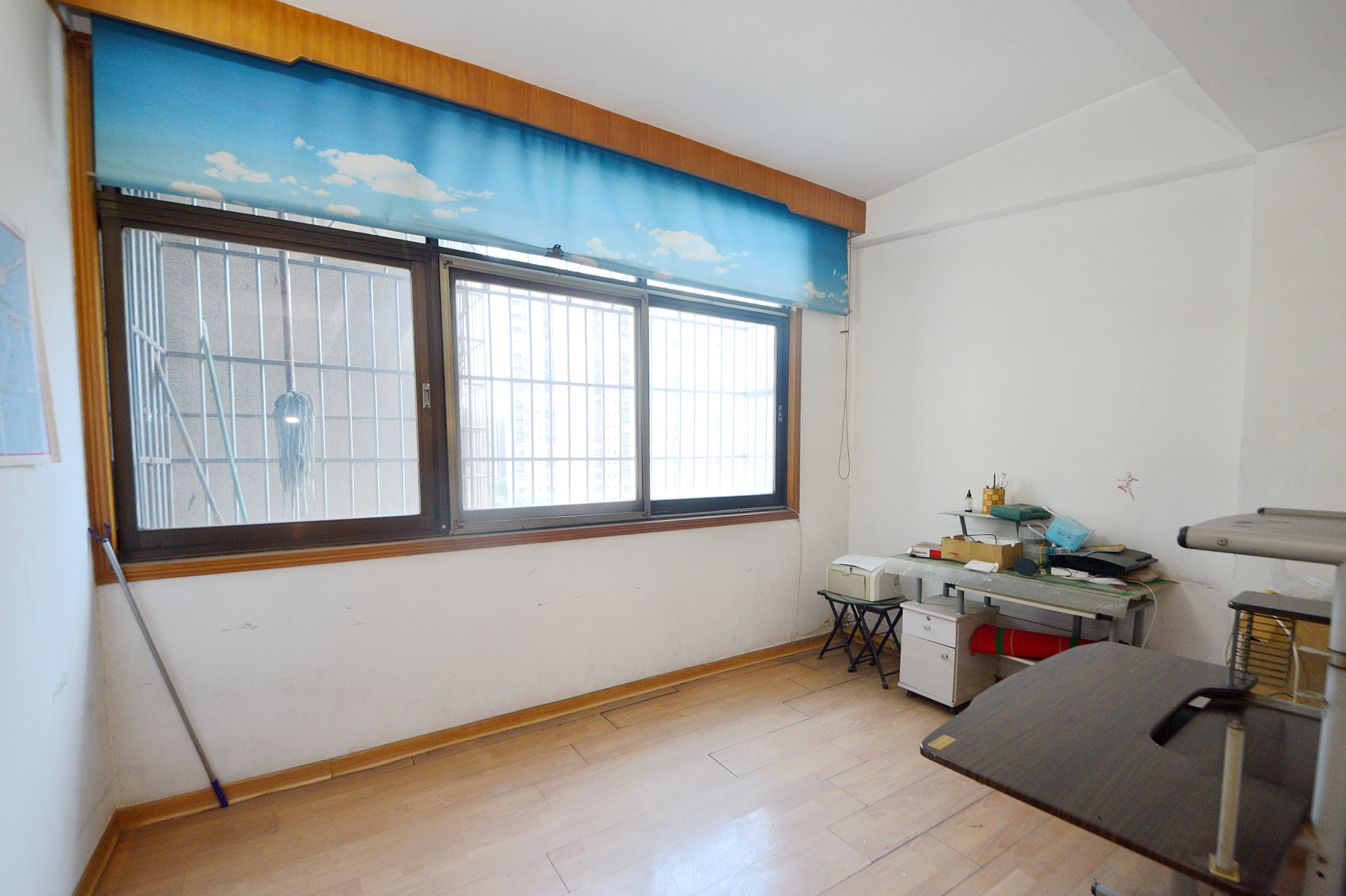 新中路商住楼  3室2厅2卫   70.00万卧室