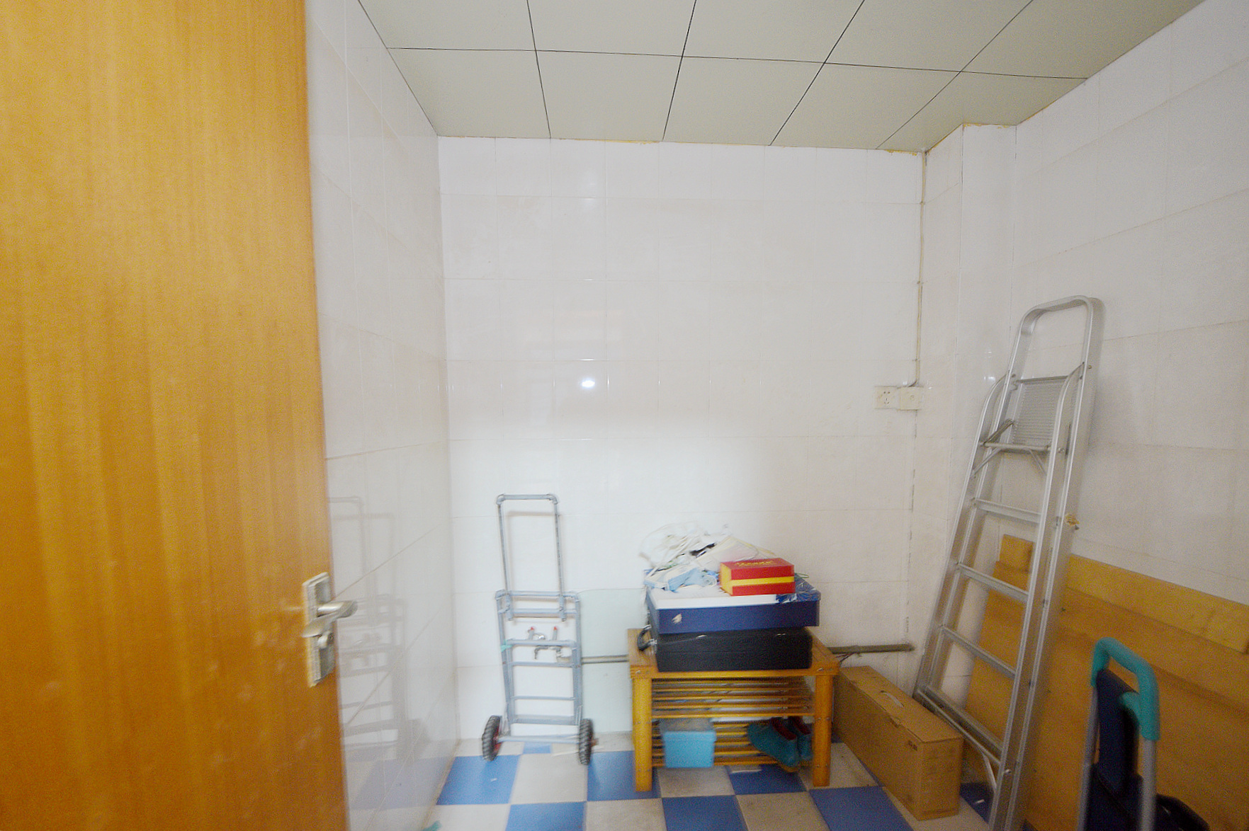 新中路商住楼  3室2厅2卫   70.00万卫生间